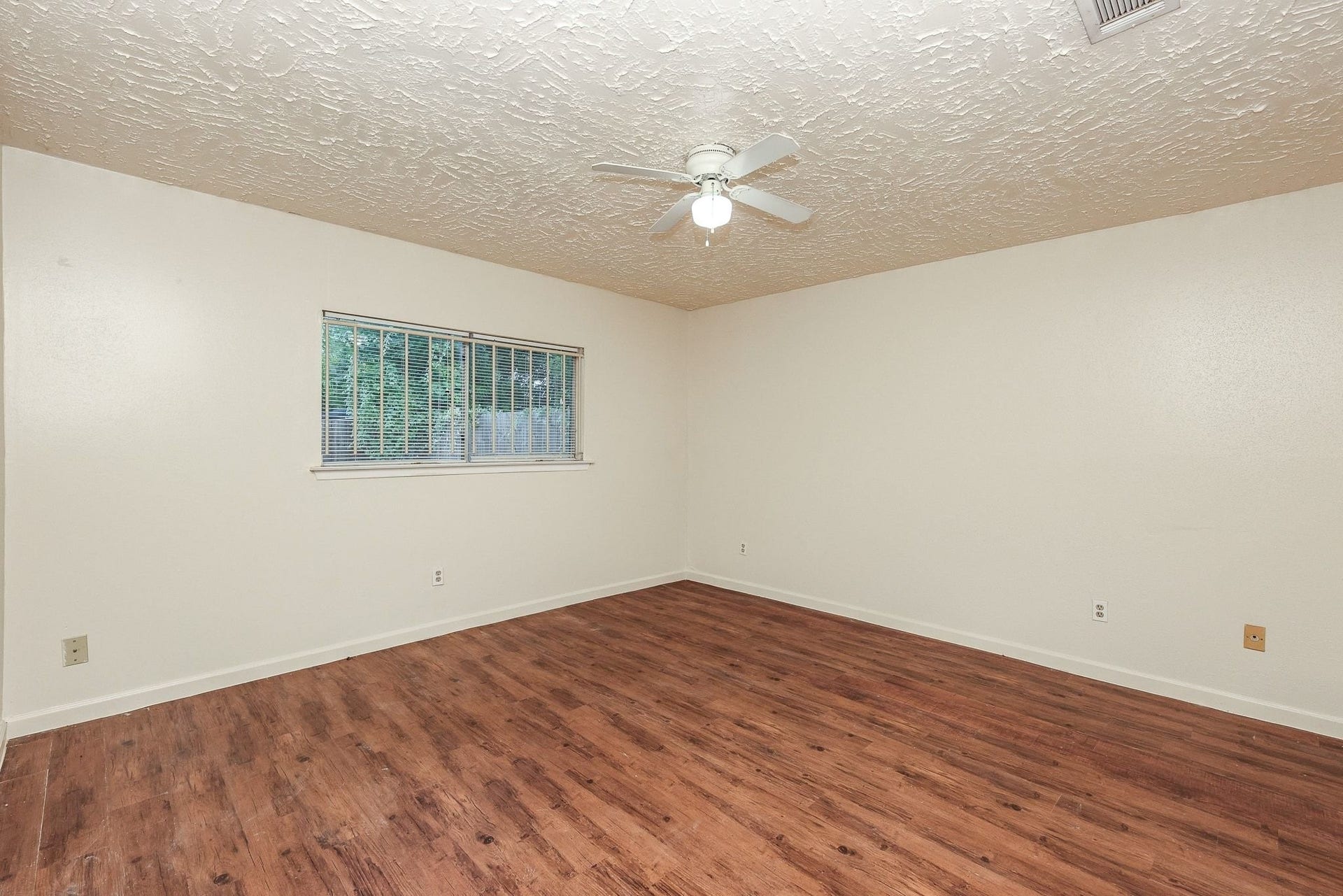 10907 Allison Bend Court, Houston, TX 77086 Master bedroom