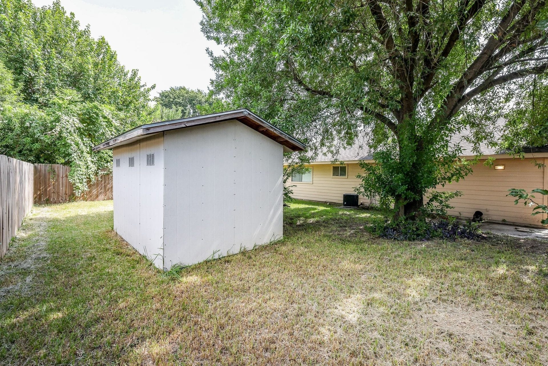 10907 Allison Bend Court, Houston, TX 77086 Spacious storage shed in the backyard