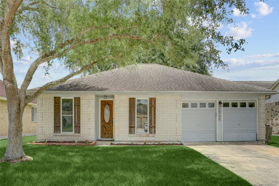 Property photo for 16706 Schooners Way, Friendswood, TX