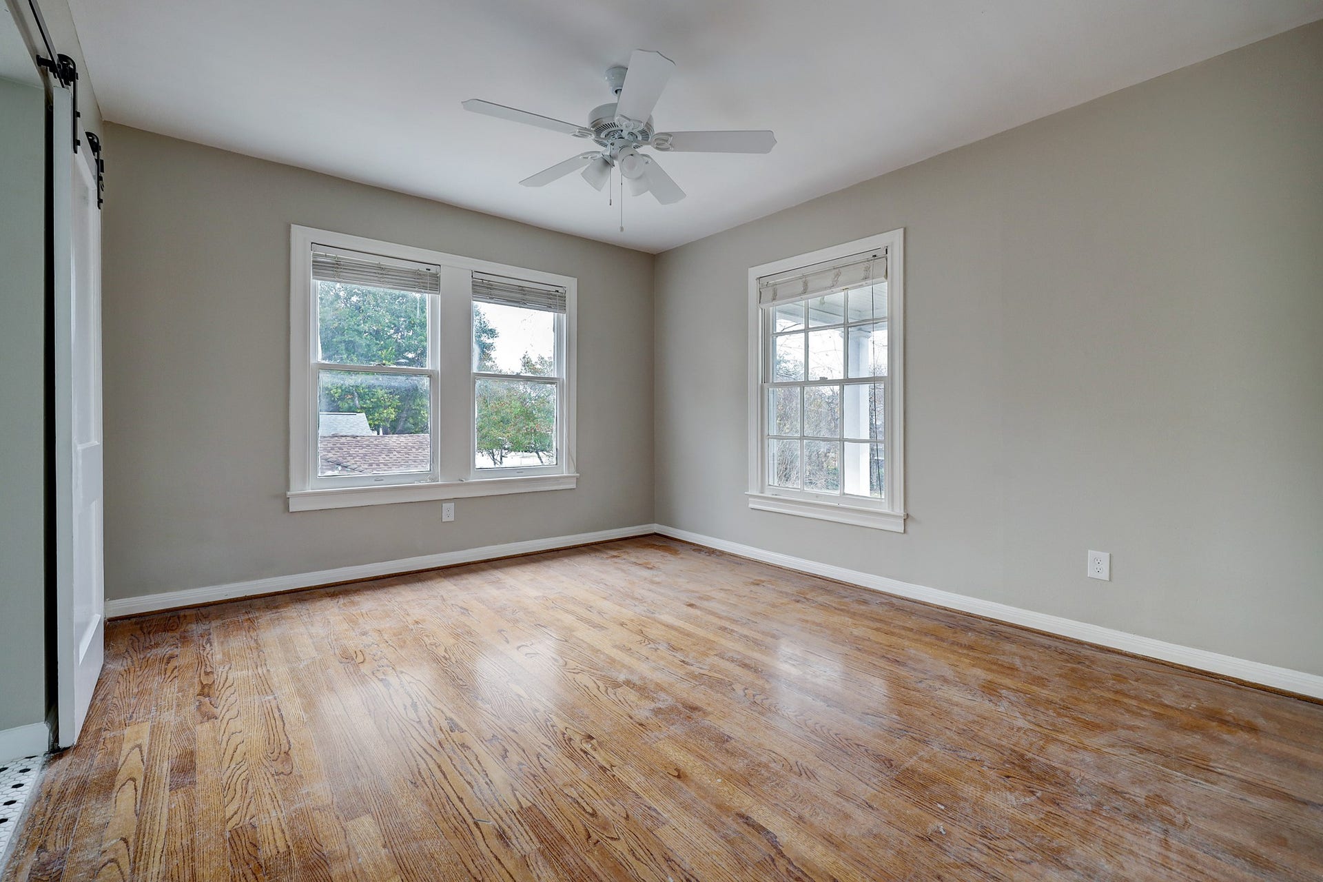 827 Le Green St, Houston, TX 77008 Primary suite is light and bright
