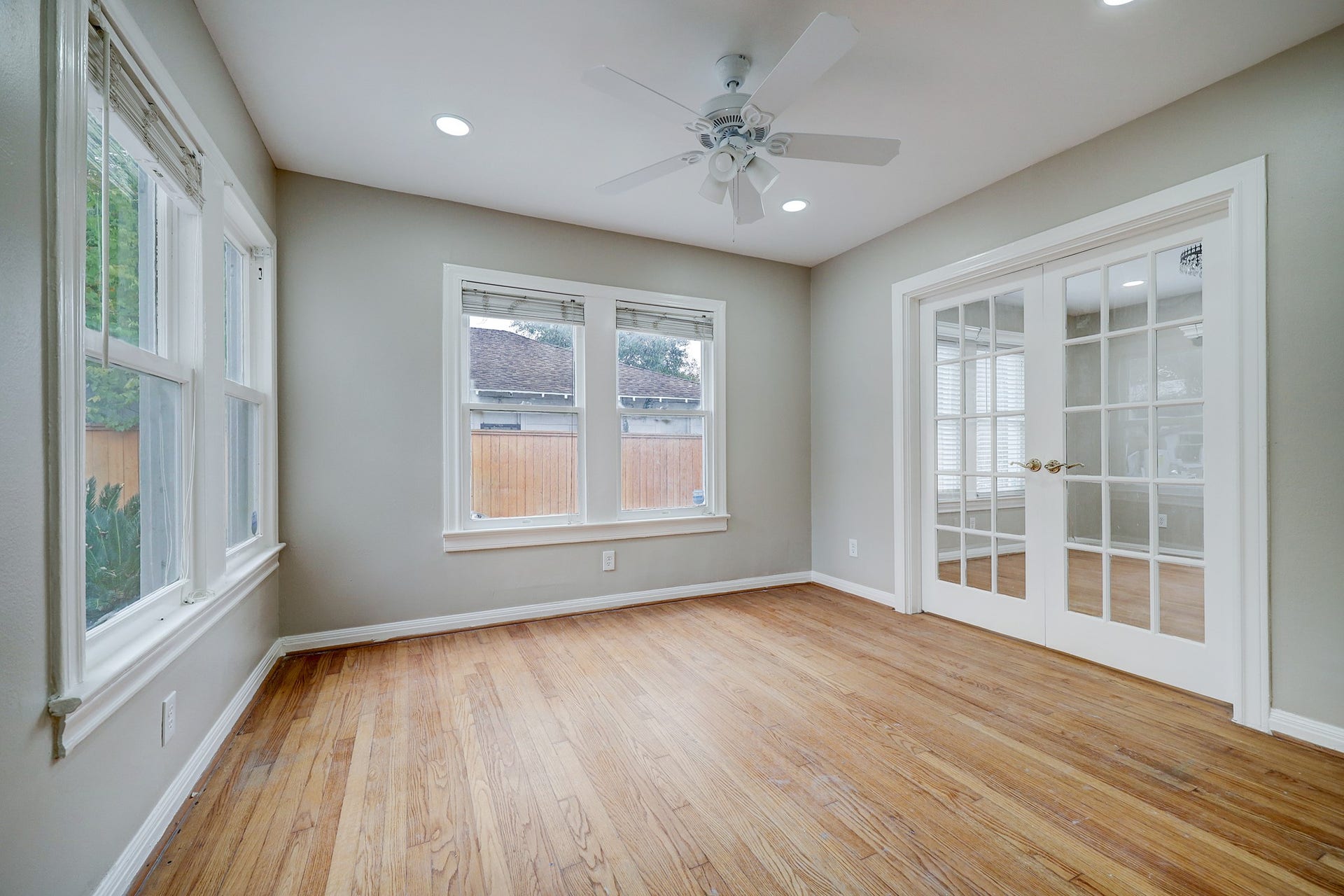 827 Le Green St, Houston, TX 77008 Den can also be used as a home office / study