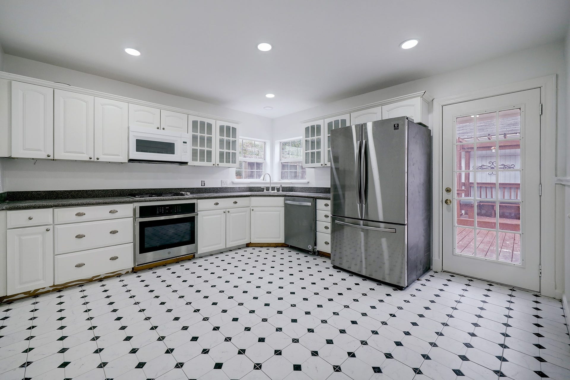 827 Le Green St, Houston, TX 77008 Spacious kitchen with appliances included!