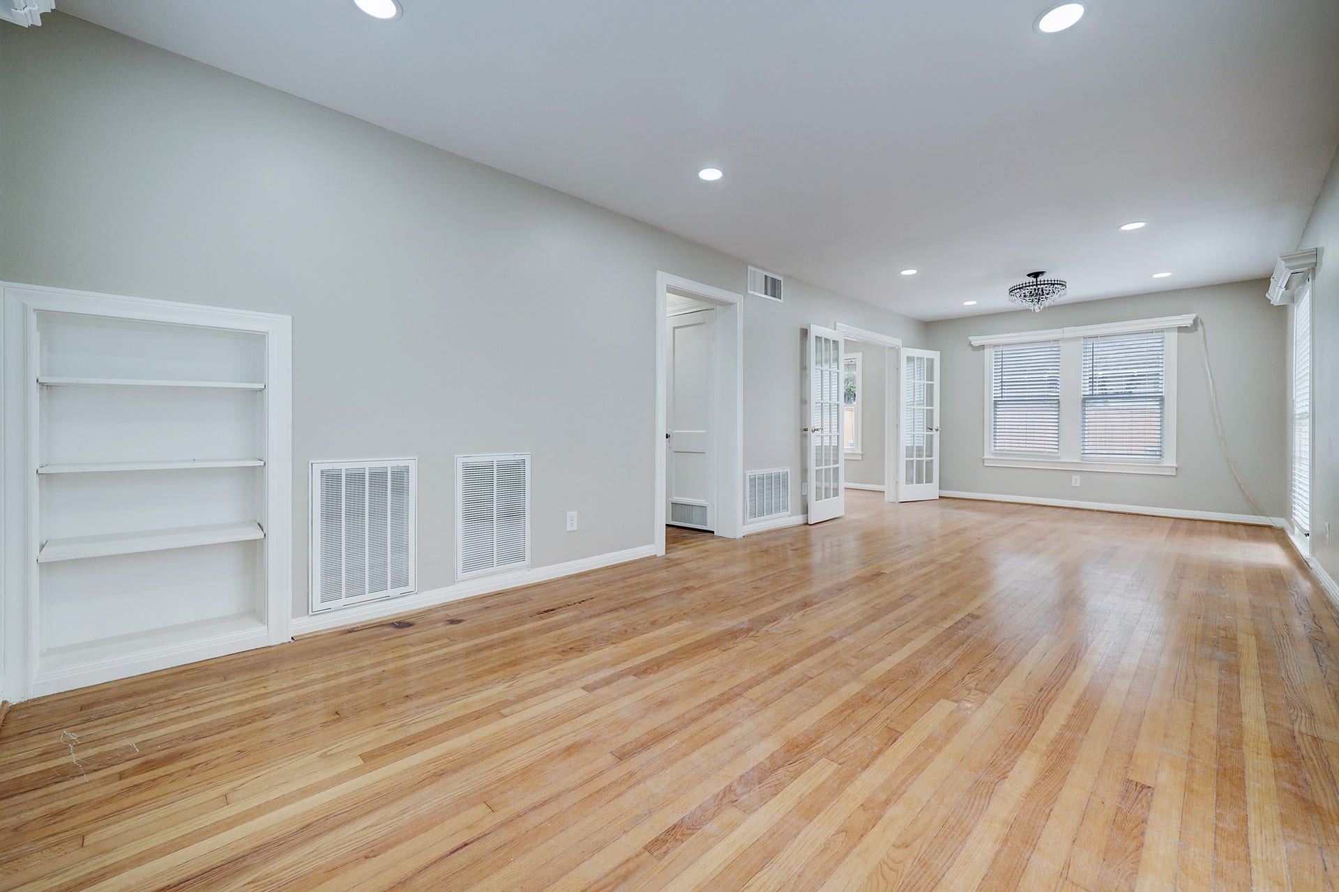 827 Le Green St, Houston, TX 77008 Spacious living room w hardwood floors