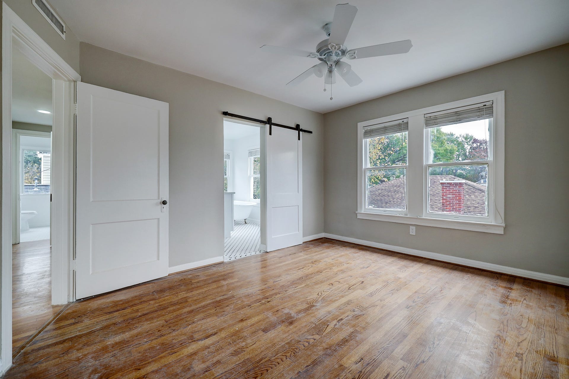 827 Le Green St, Houston, TX 77008 Barn door entry to primary bath