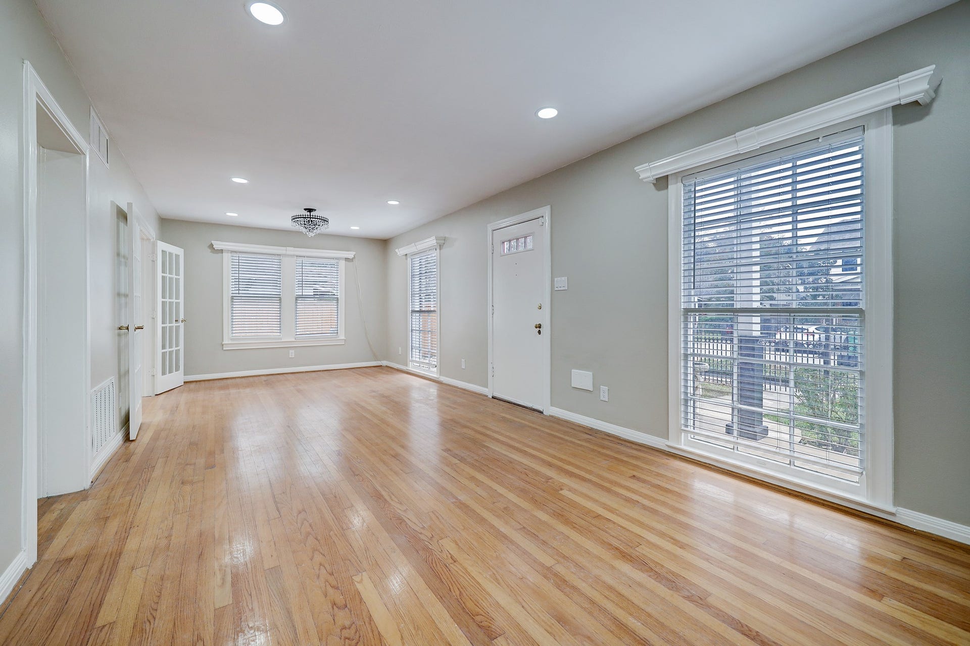 827 Le Green St, Houston, TX 77008 Open concept living / dining area