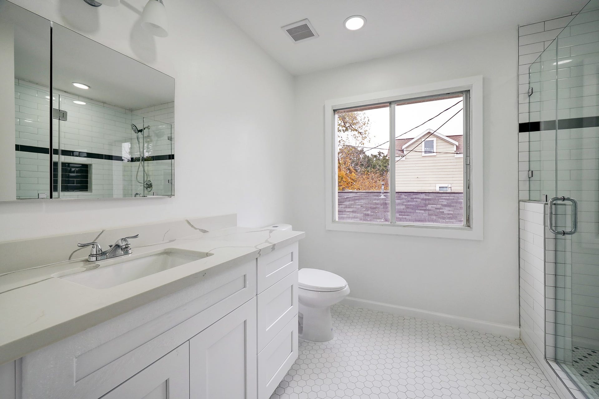 827 Le Green St, Houston, TX 77008 Updated secondary bath with walk-in shower