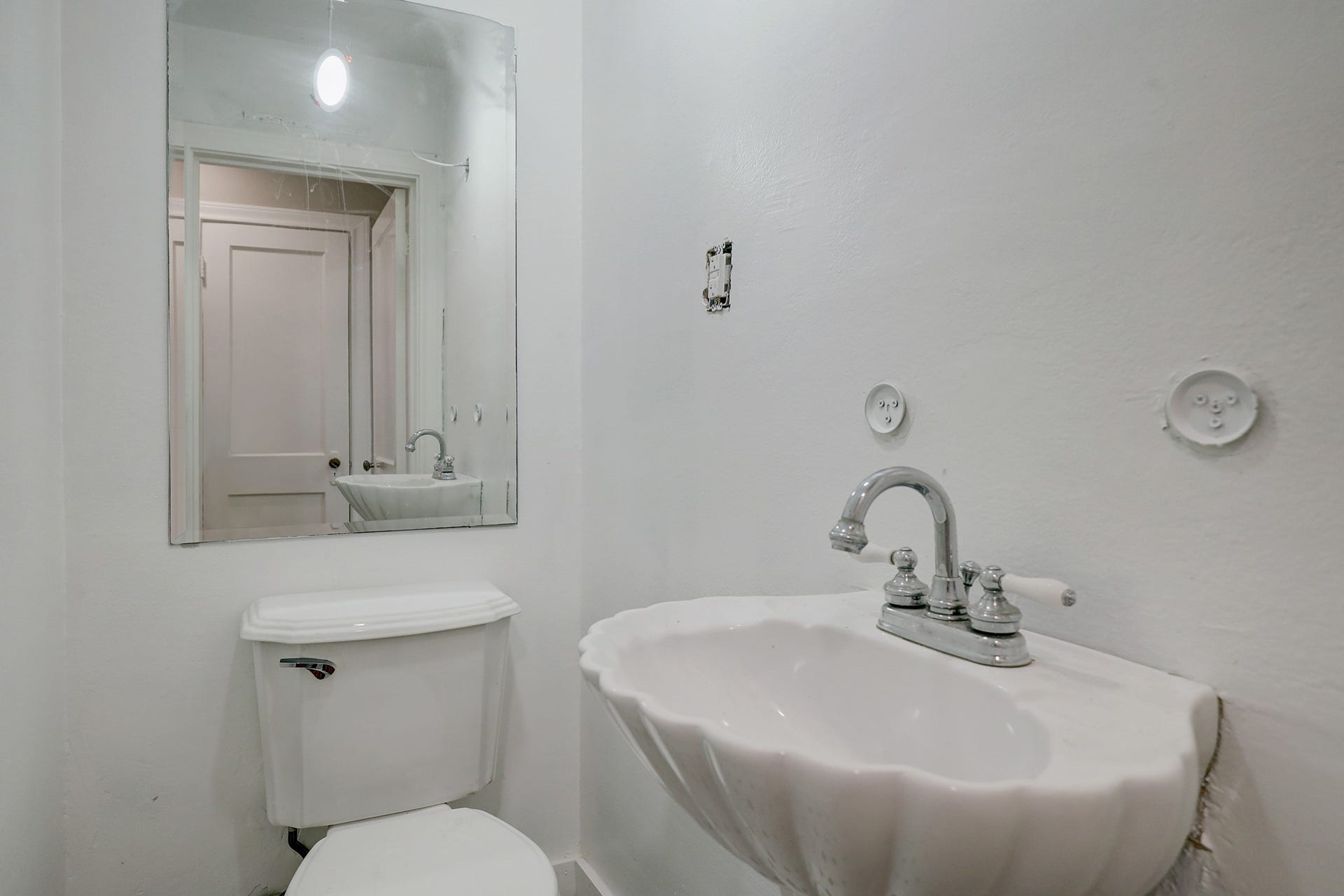 827 Le Green St, Houston, TX 77008 Convenient half bath downstairs
