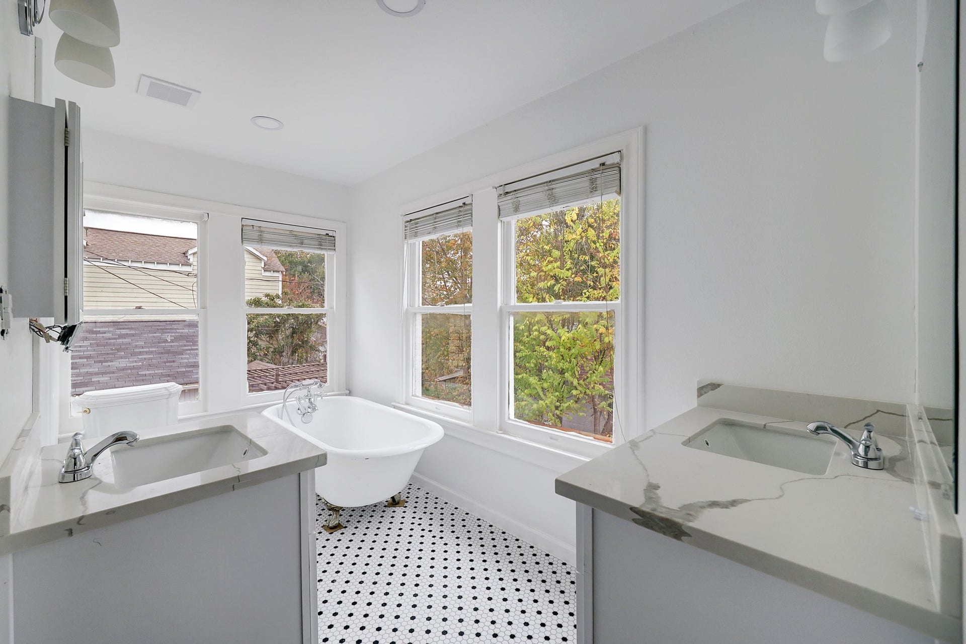 827 Le Green St, Houston, TX 77008 New primary bath features double vanities and clawfoot soaking tub