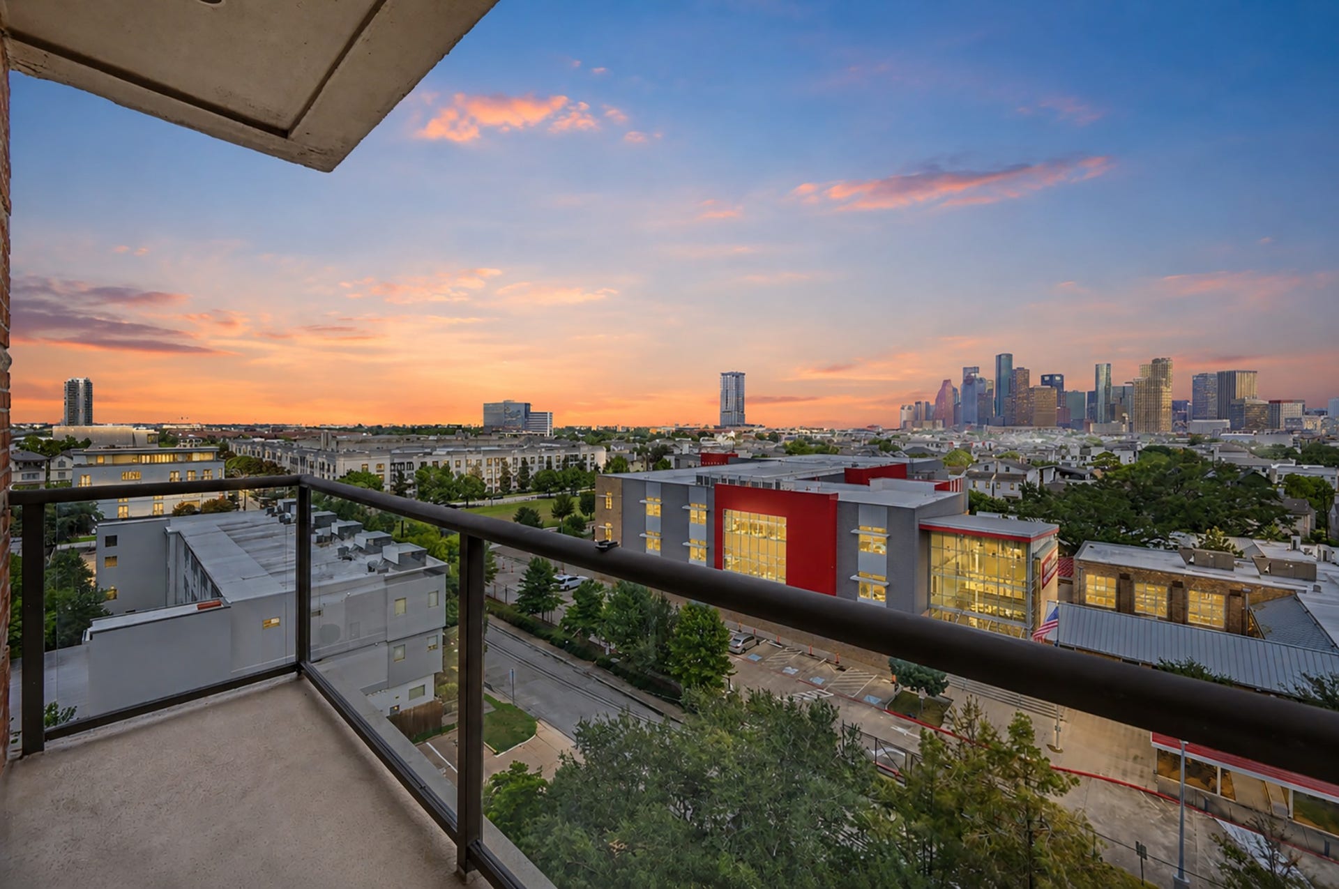 Welcome HOME to 1419 Montrose Blvd Unit #702!