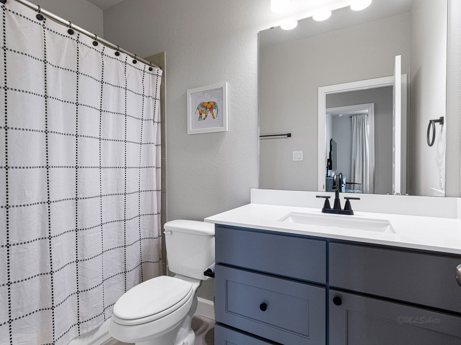 608 Malibu Pines Drive, Katy, TX 77493 Full bathroom with tub/shower is across from upstairs front bedroom.