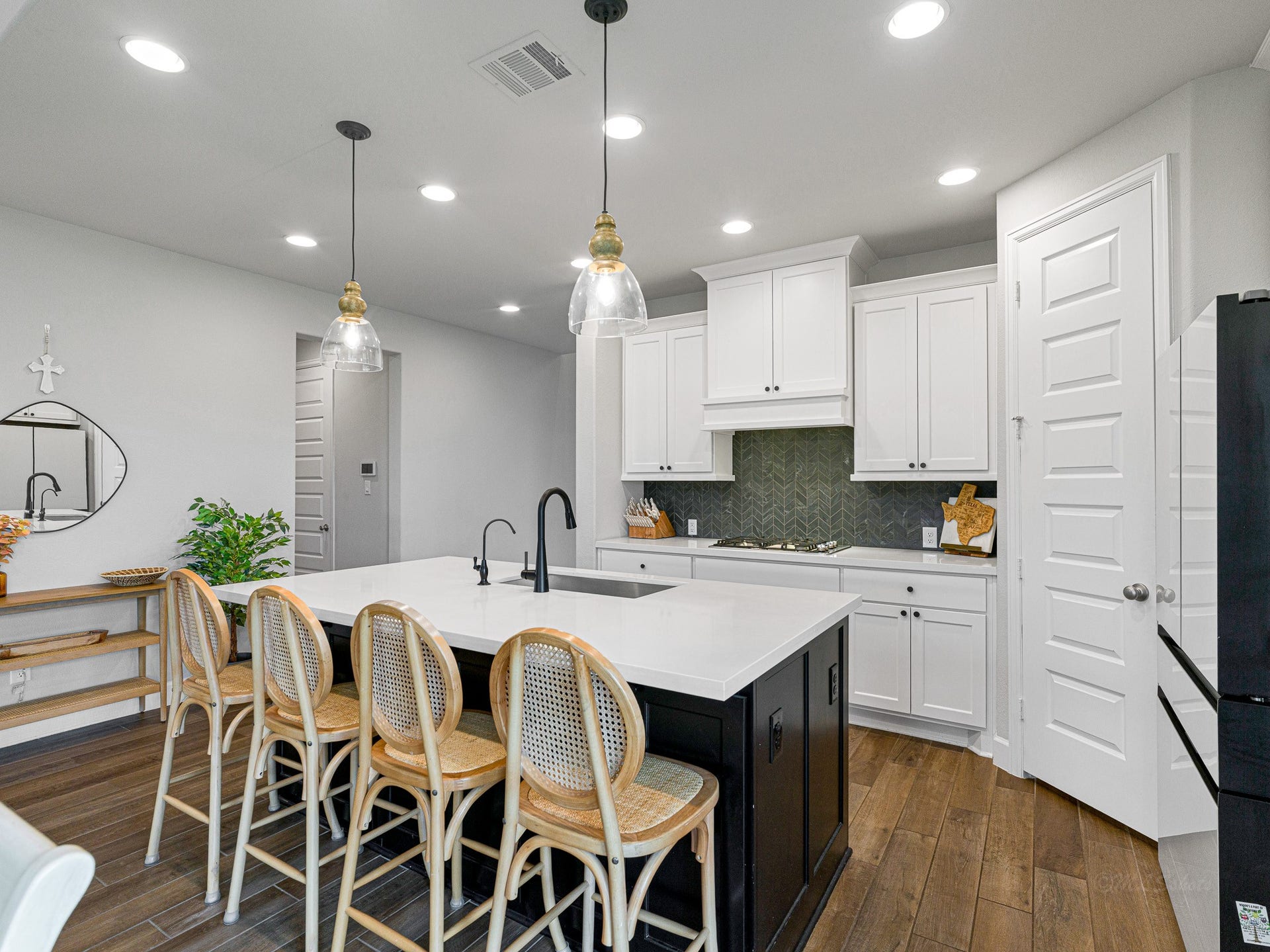 608 Malibu Pines Drive, Katy, TX 77493 The breakfast bar accommodates 4 barstools.