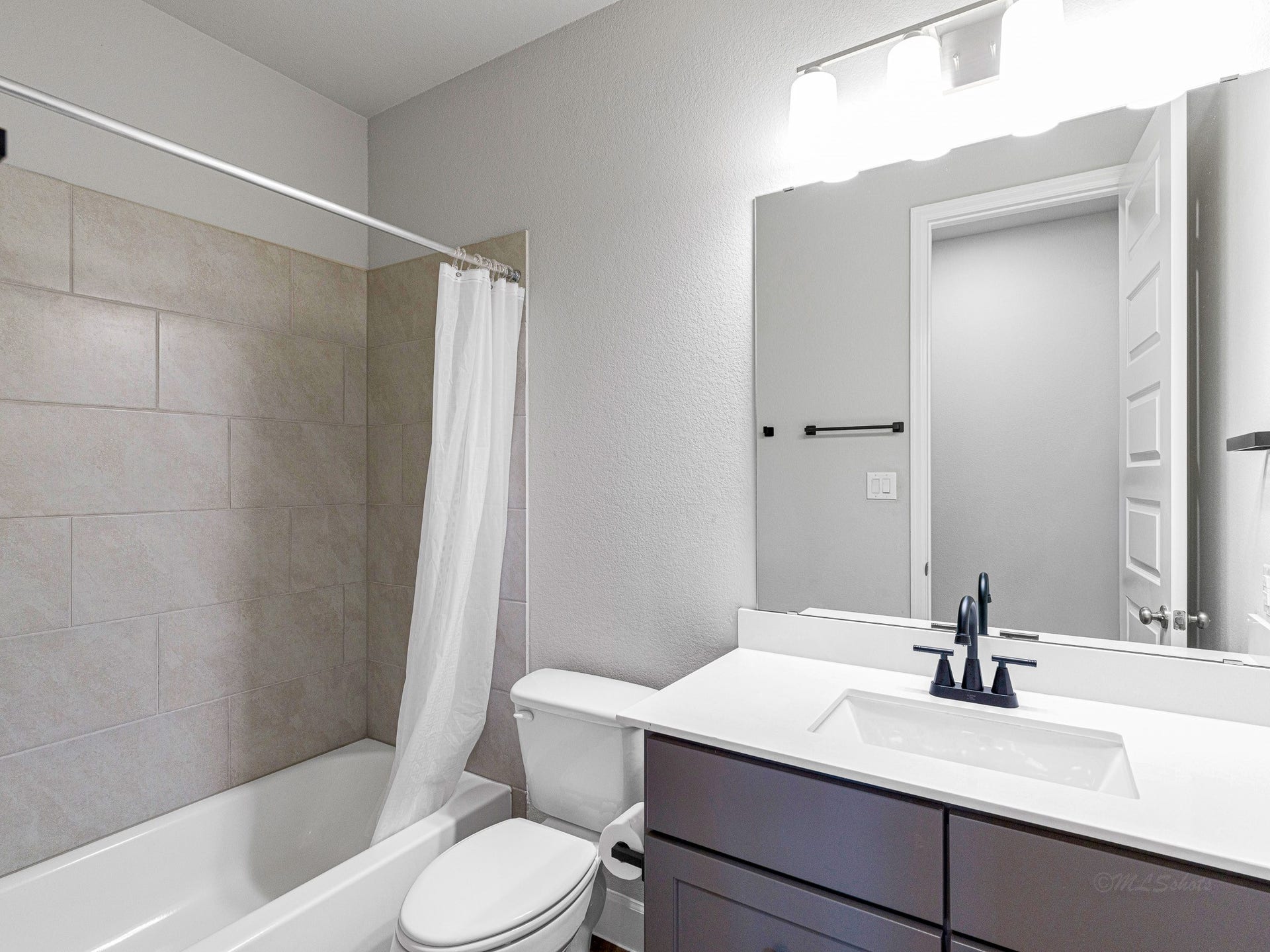 608 Malibu Pines Drive, Katy, TX 77493 Downstairs bathroom with combo tub/shower, upgraded matte black faucet and hardware.