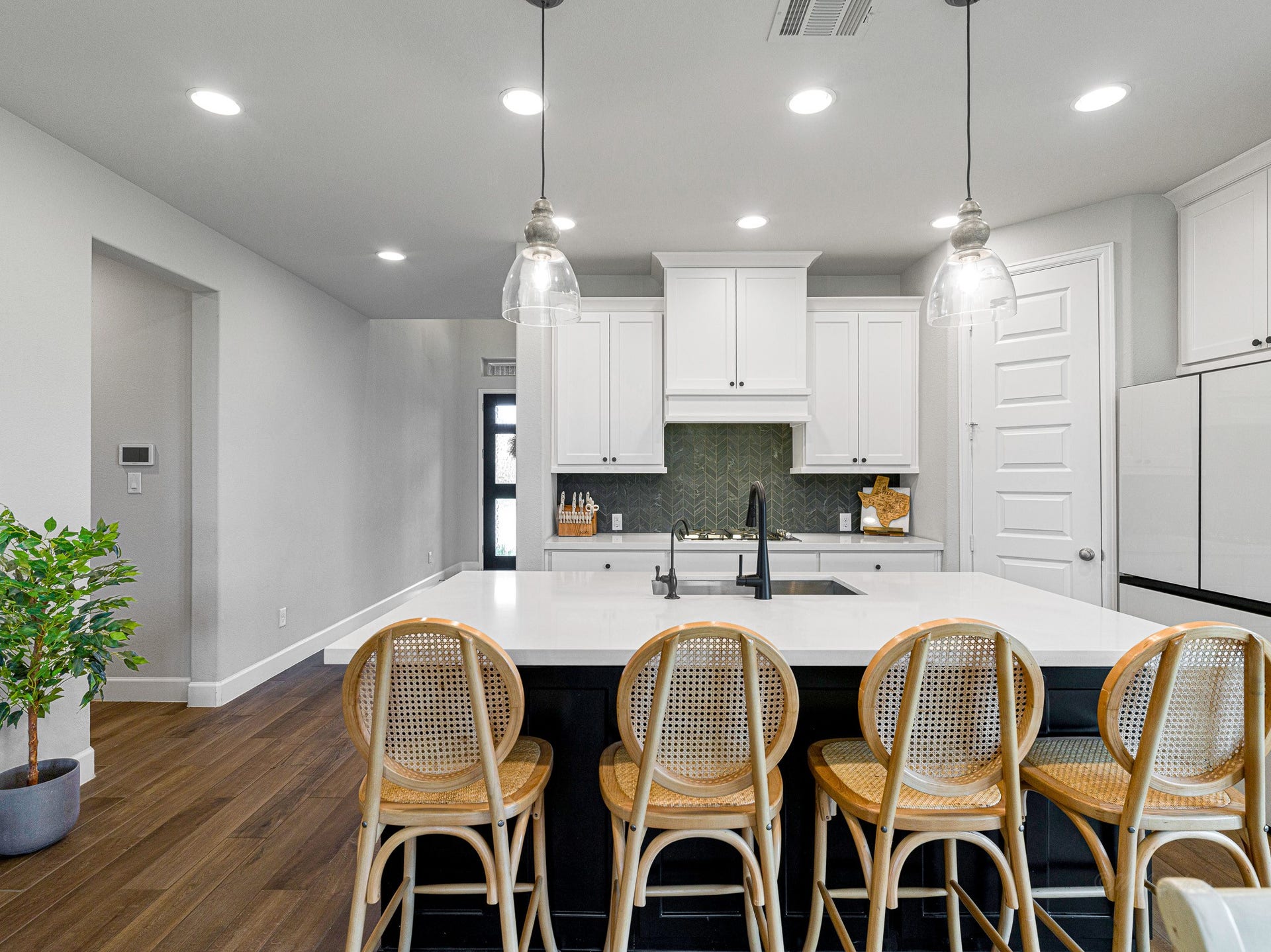 608 Malibu Pines Drive, Katy, TX 77493 This beautiful home was thoughtfully designed with modern, clean lines.