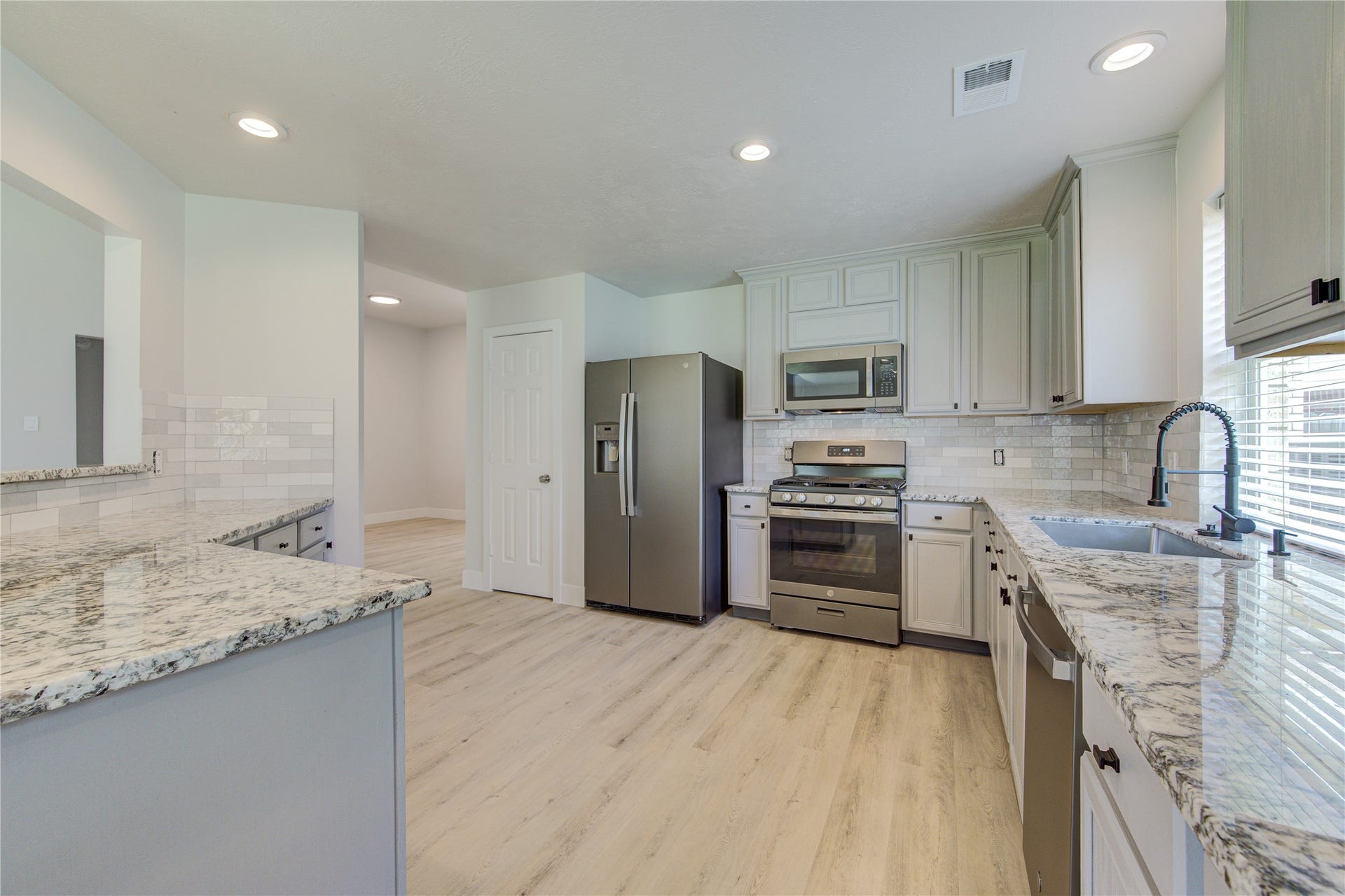 4931 Lake Catherine Court, Richmond, TX 77407 Brand new, finger proof Slate-colored, GE appliances