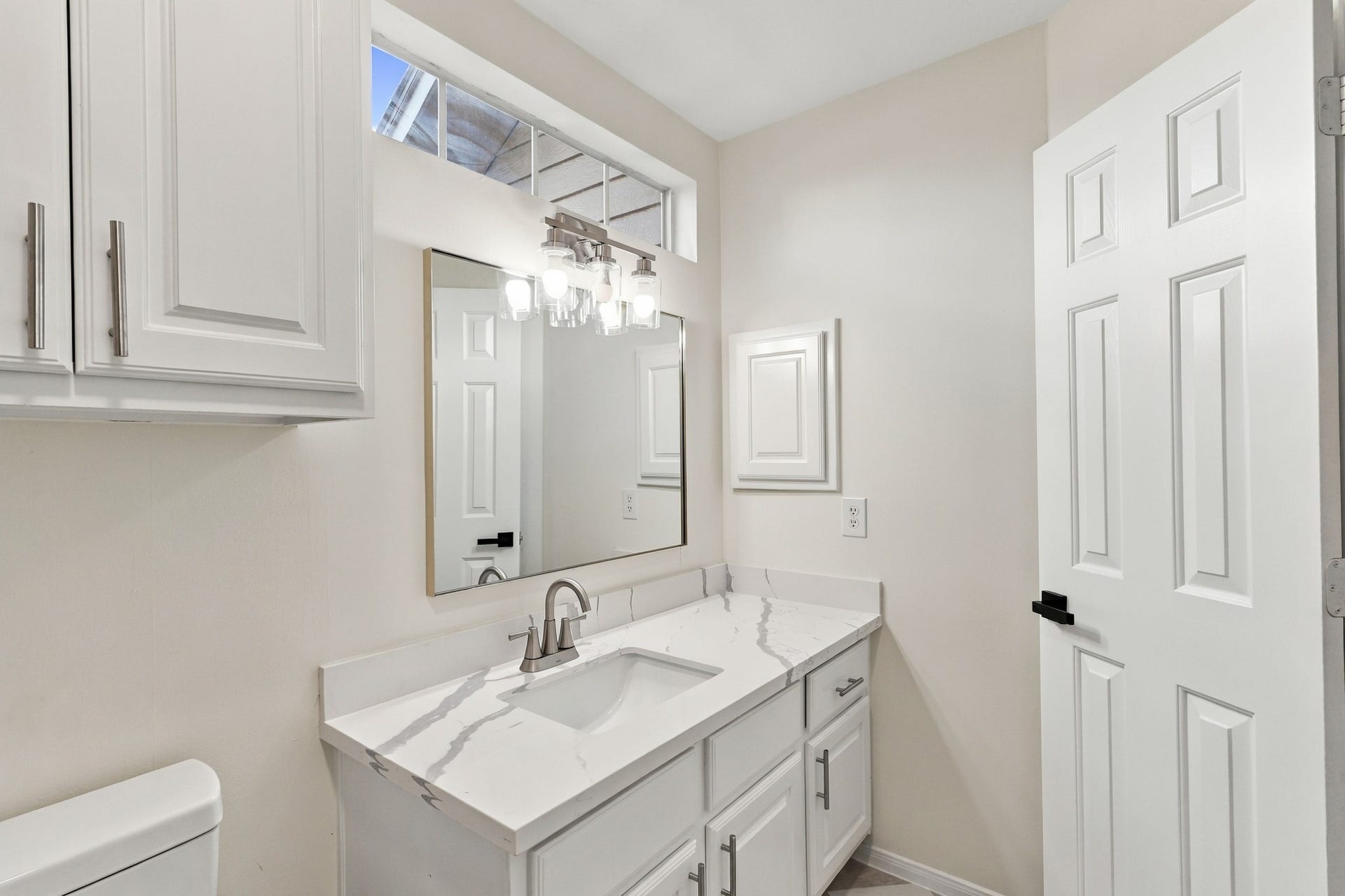 1931 Auburn Trail, Sugar Land, TX 77479 Upstairs Bathroom