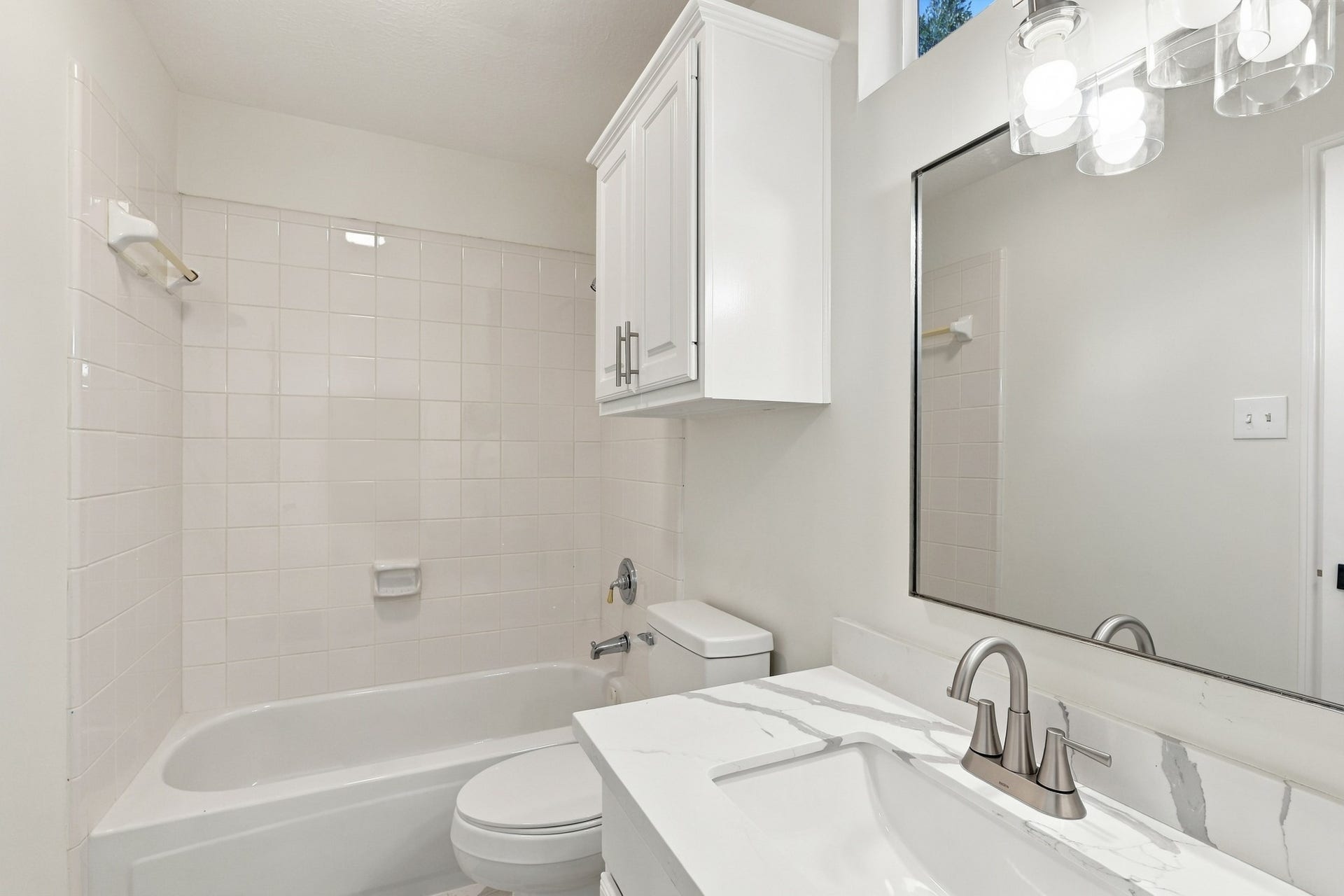 1931 Auburn Trail, Sugar Land, TX 77479 Upstairs Bathroom