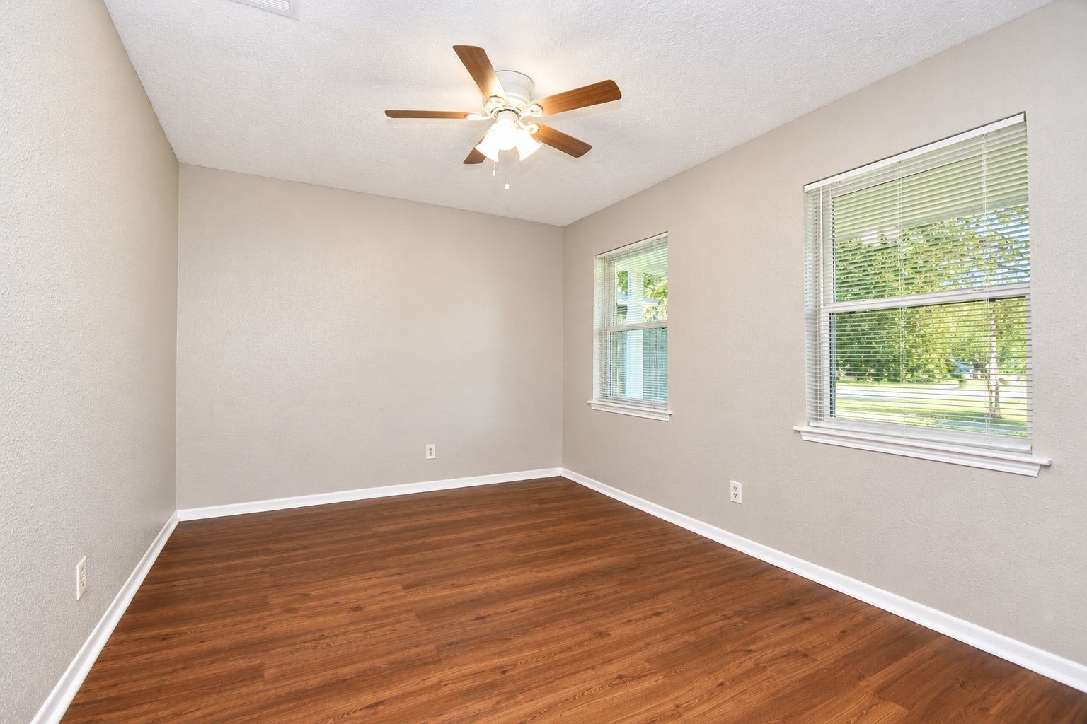 922 Bacliff Drive, Bacliff, TX 77518 So many options here with this space and the color combination is so good! Let your imagination run...