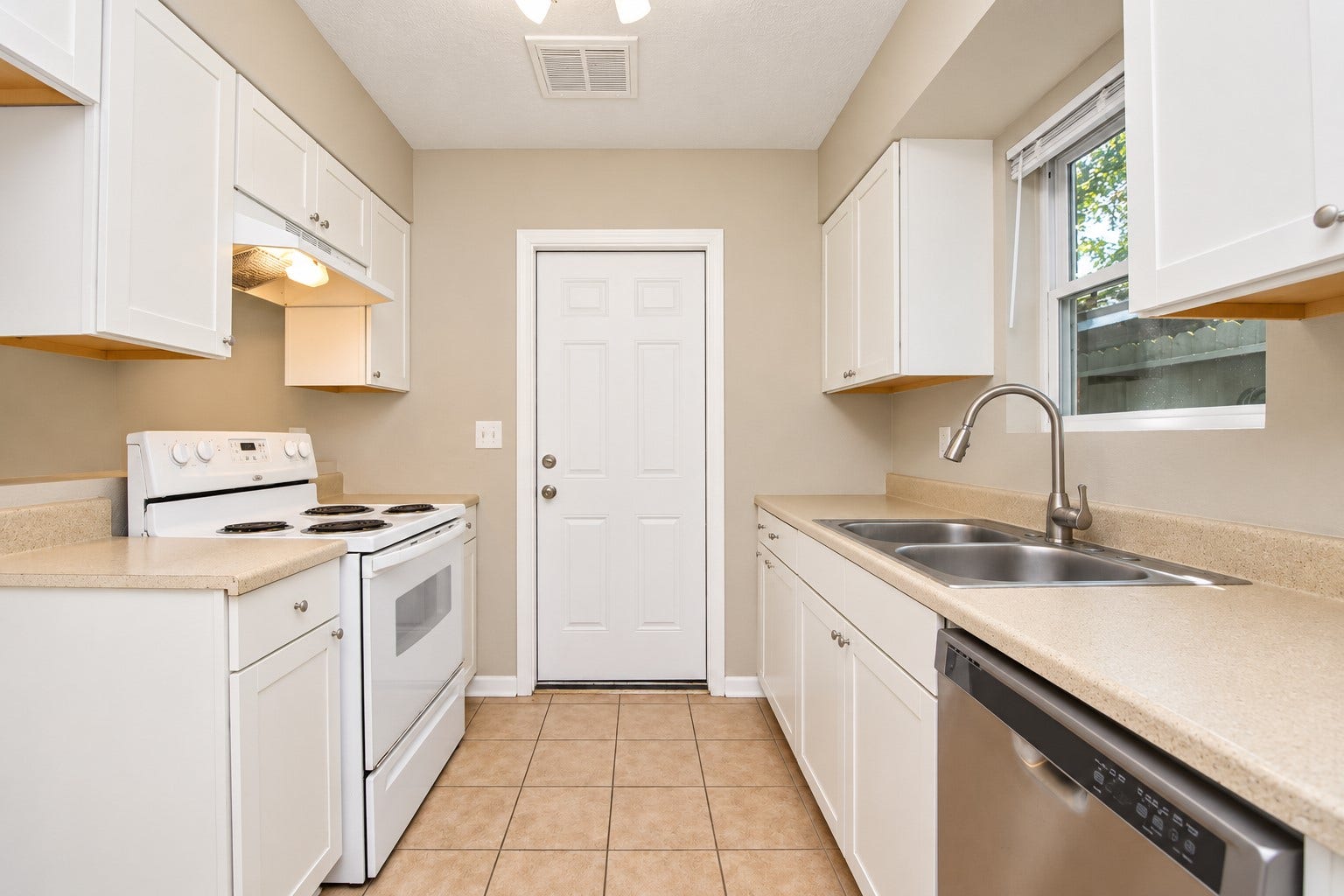 922 Bacliff Drive, Bacliff, TX 77518 his kitchen has plenty of storage and dishwasher that saves time and your back from having to wash dishes at the sink. The door leads directly to the garage so bringing groceries straight to the kitchen is a nice feature!