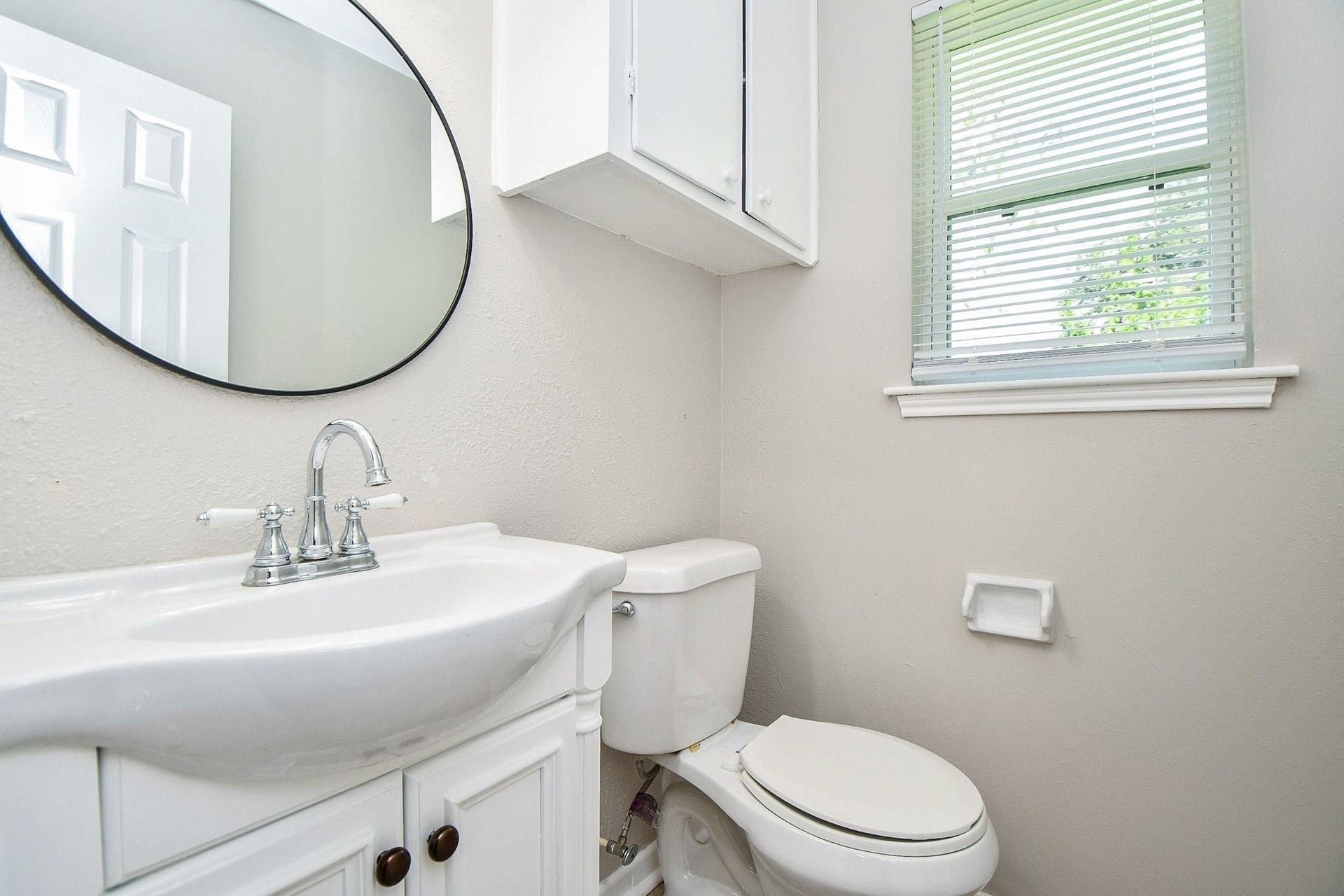 922 Bacliff Drive, Bacliff, TX 77518 Half-bath in Primary bedroom.