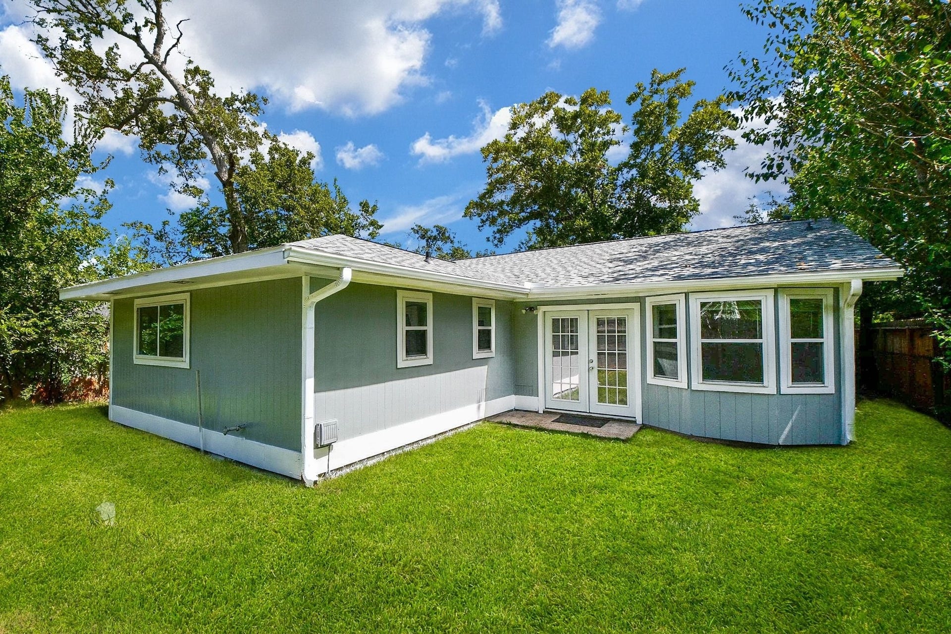 922 Bacliff Drive, Bacliff, TX 77518 NEW exterior paint and a NEW roof makes this a very desirable home. Just beautiful!