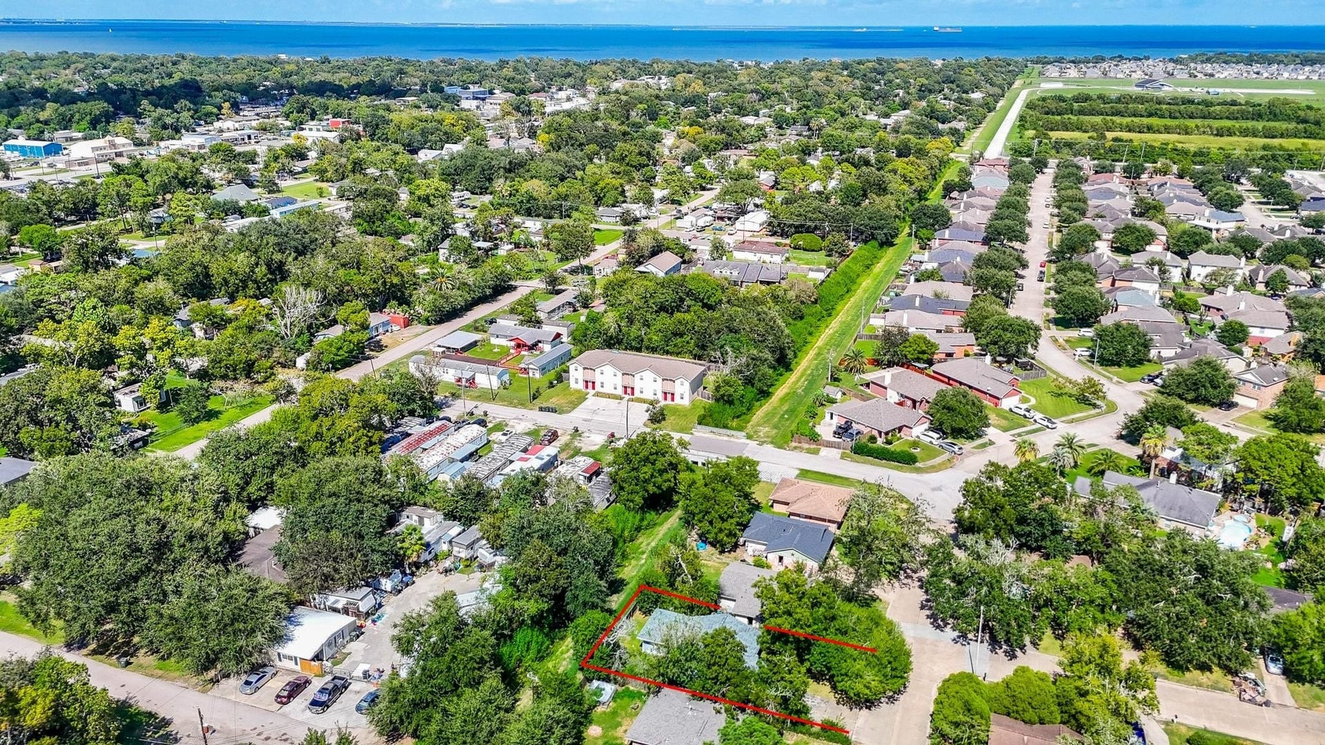 922 Bacliff Drive, Bacliff, TX 77518 Showing a generously sized lot and close proximity to Galveston Bay!