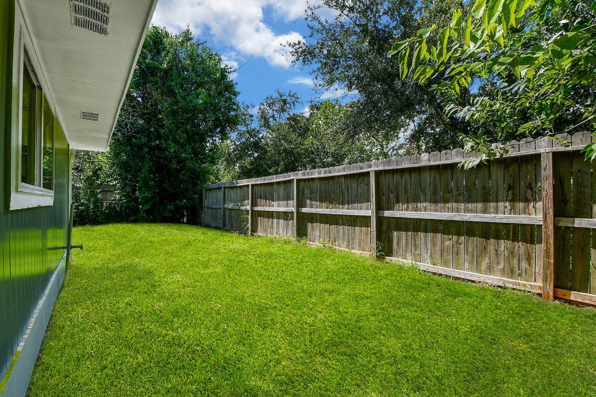 922 Bacliff Drive, Bacliff, TX 77518 Nice green space for fun and games!
