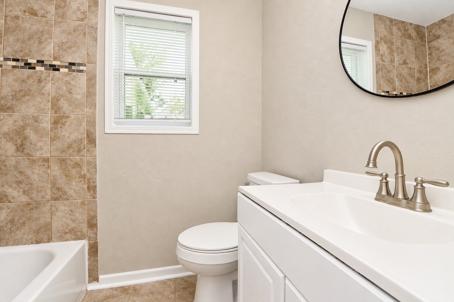 922 Bacliff Drive, Bacliff, TX 77518 A full bath with these nice touches brings out the best in this space.