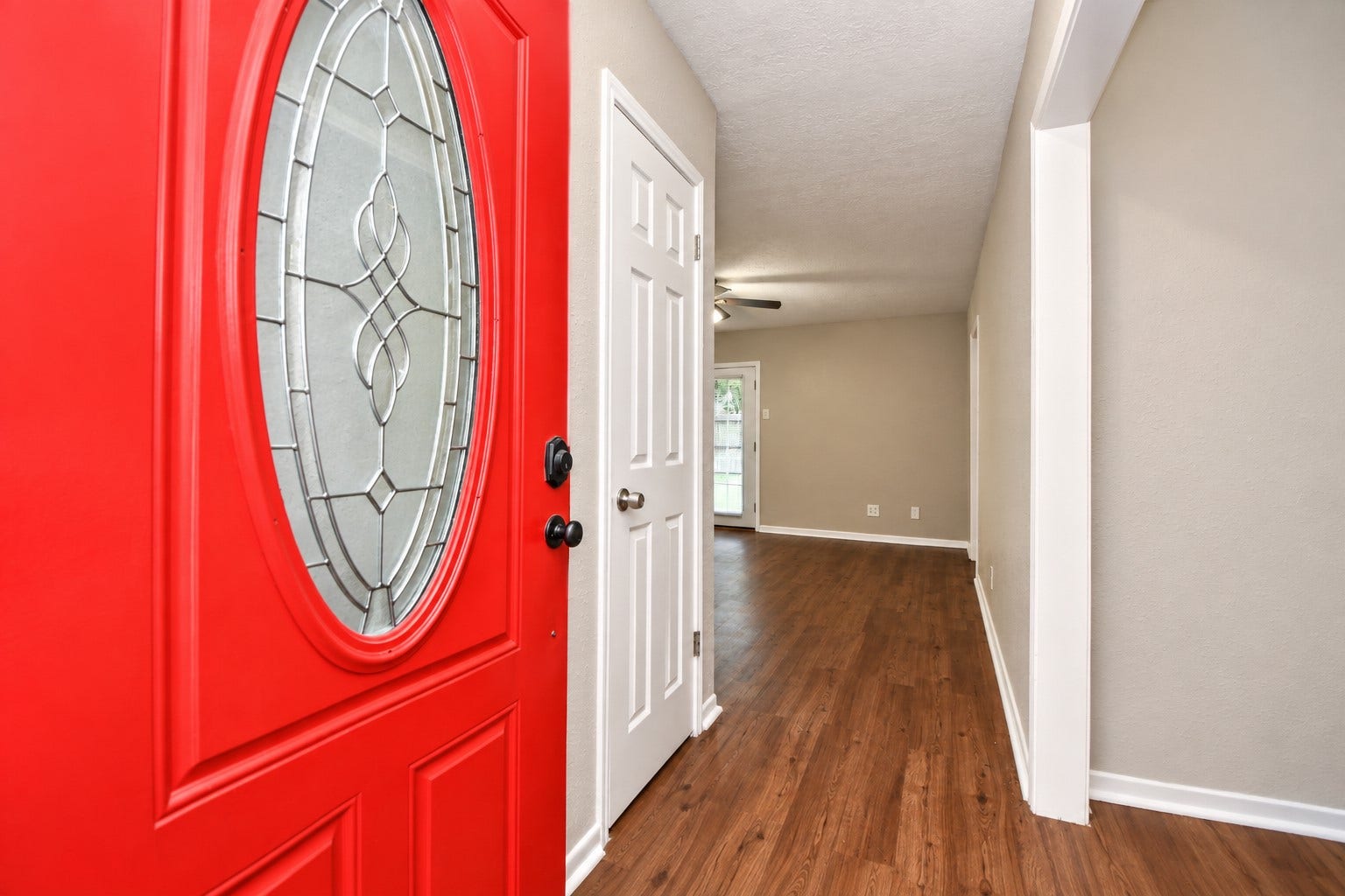 922 Bacliff Drive, Bacliff, TX 77518 Entry through the front door.