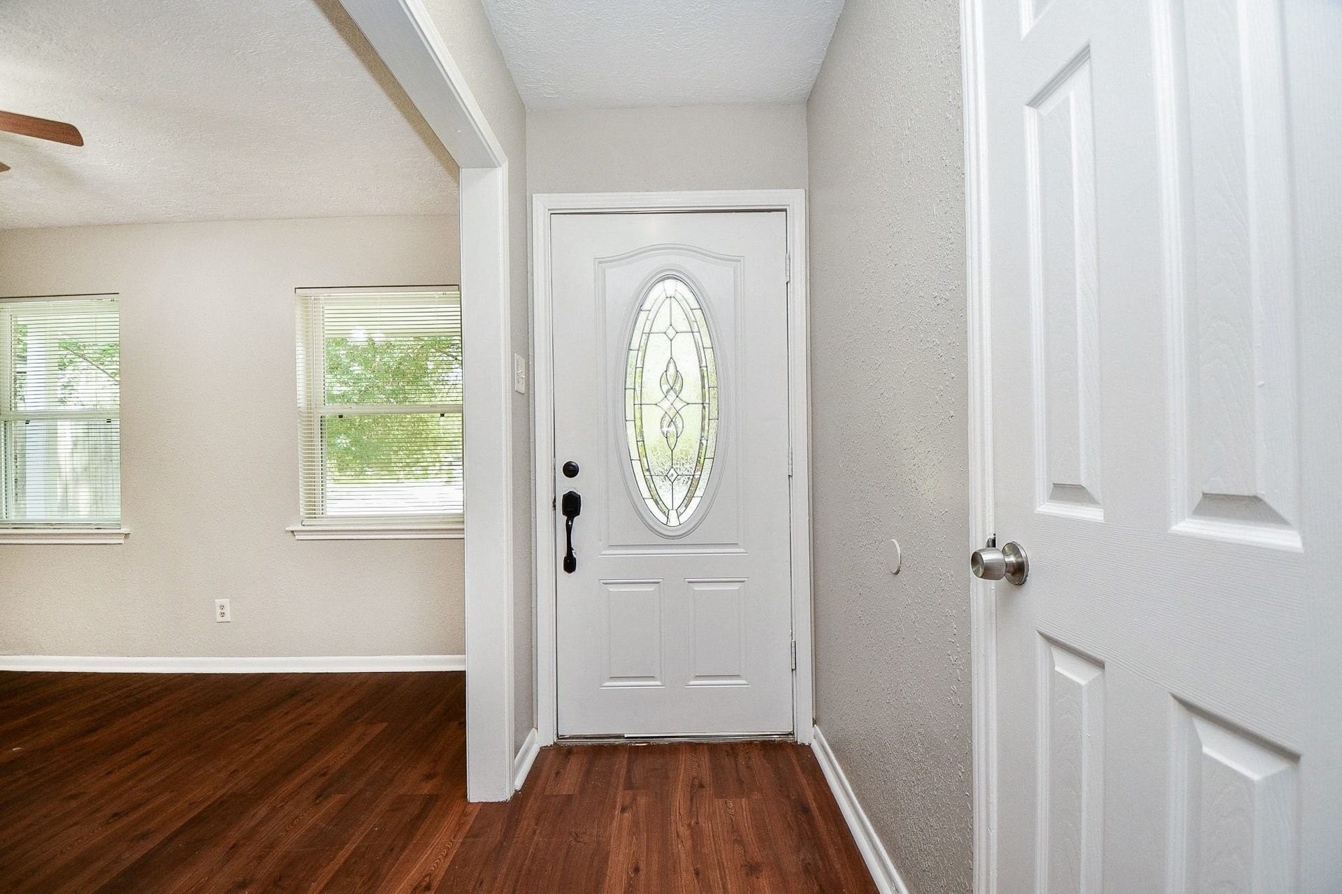 922 Bacliff Drive, Bacliff, TX 77518 Beautiful, beveled glass inlayed to the front door for added security and privacy protection.