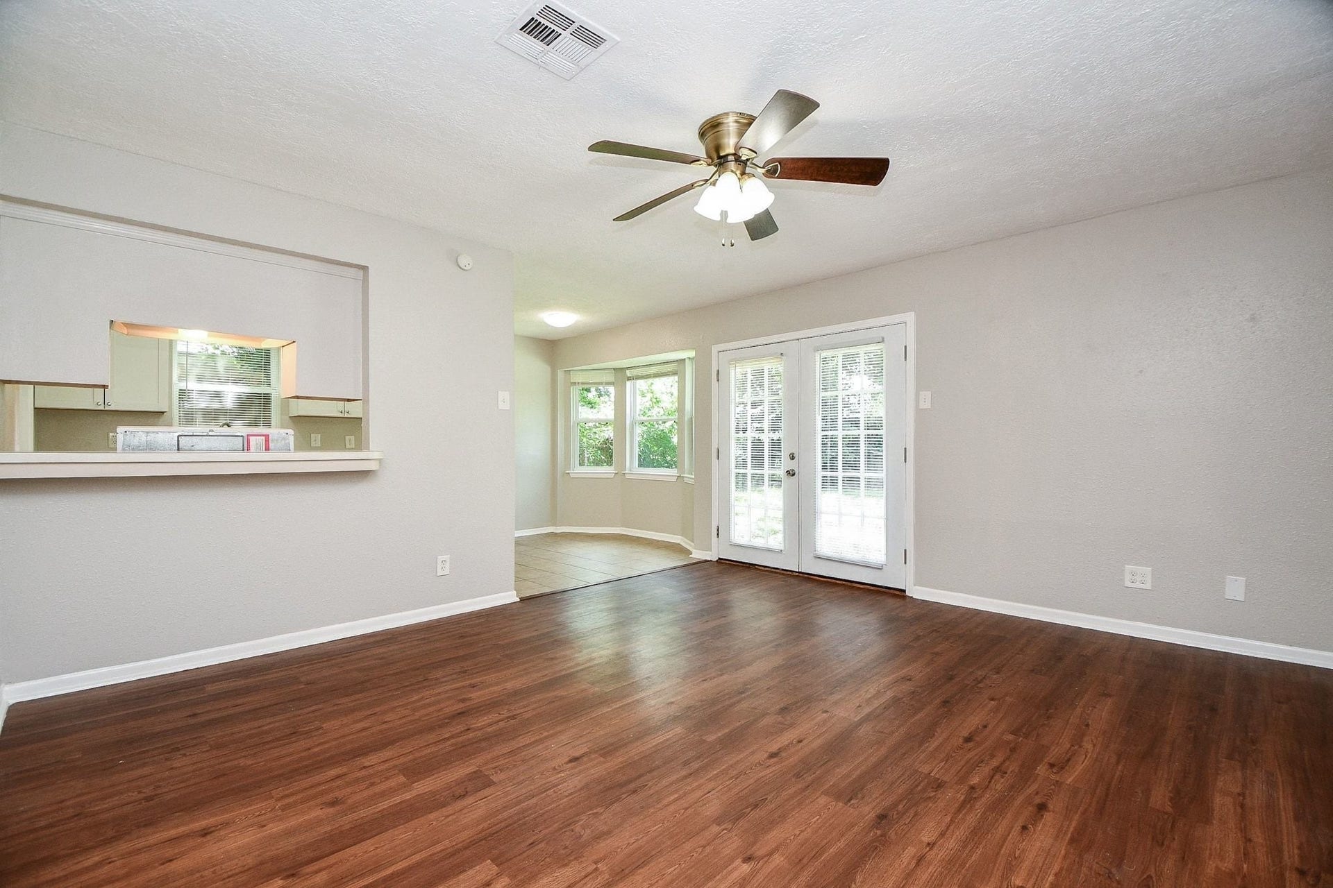 922 Bacliff Drive, Bacliff, TX 77518 Endless possibilities for this large living space.