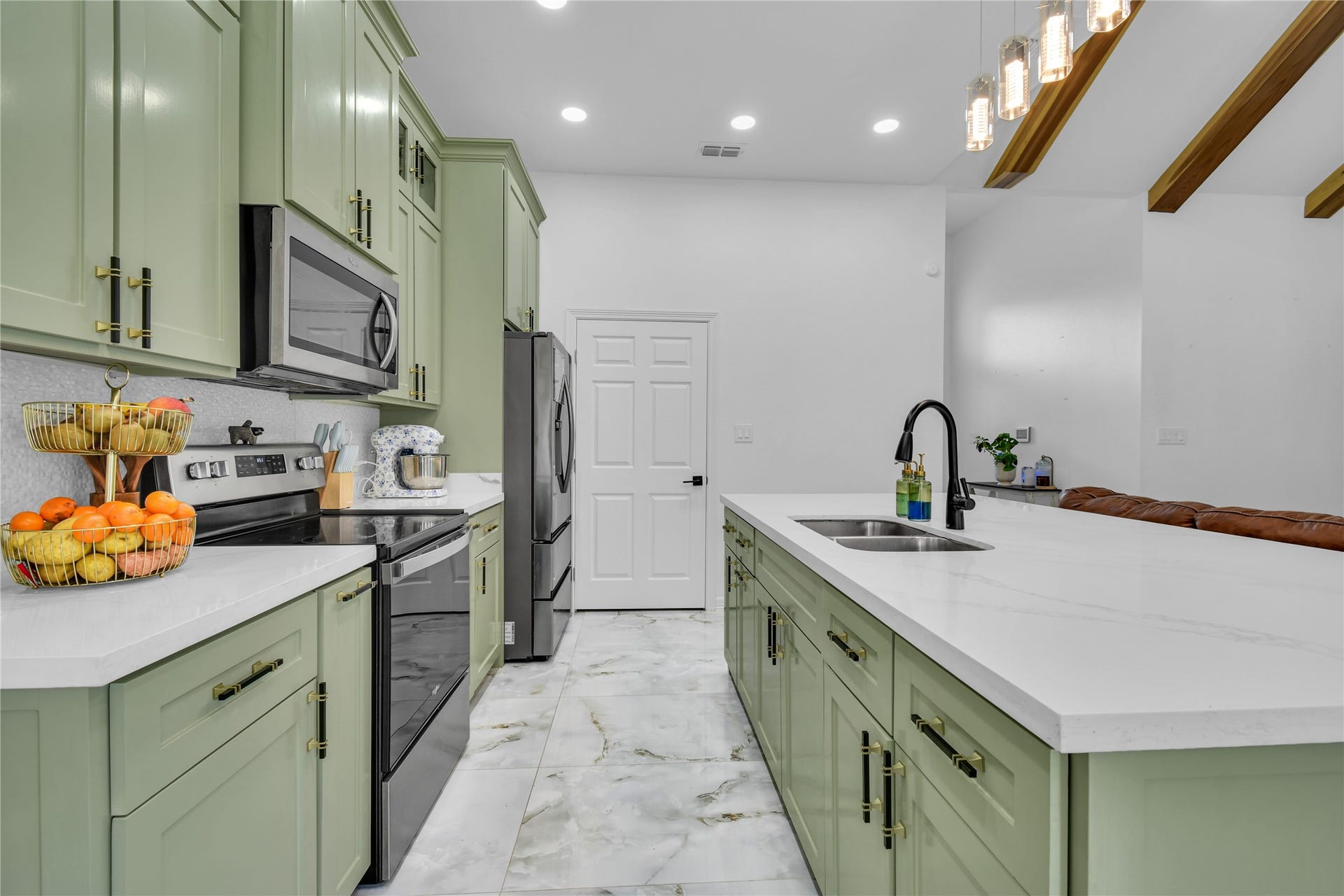 1252 2nd Street, Clute, TX 77531