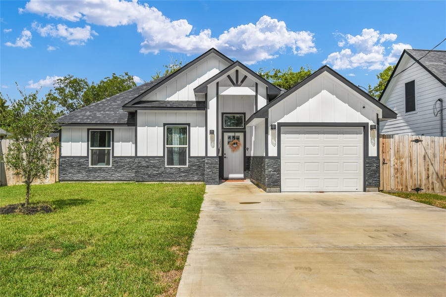 Property photo for 1252 2nd Street, Clute, TX