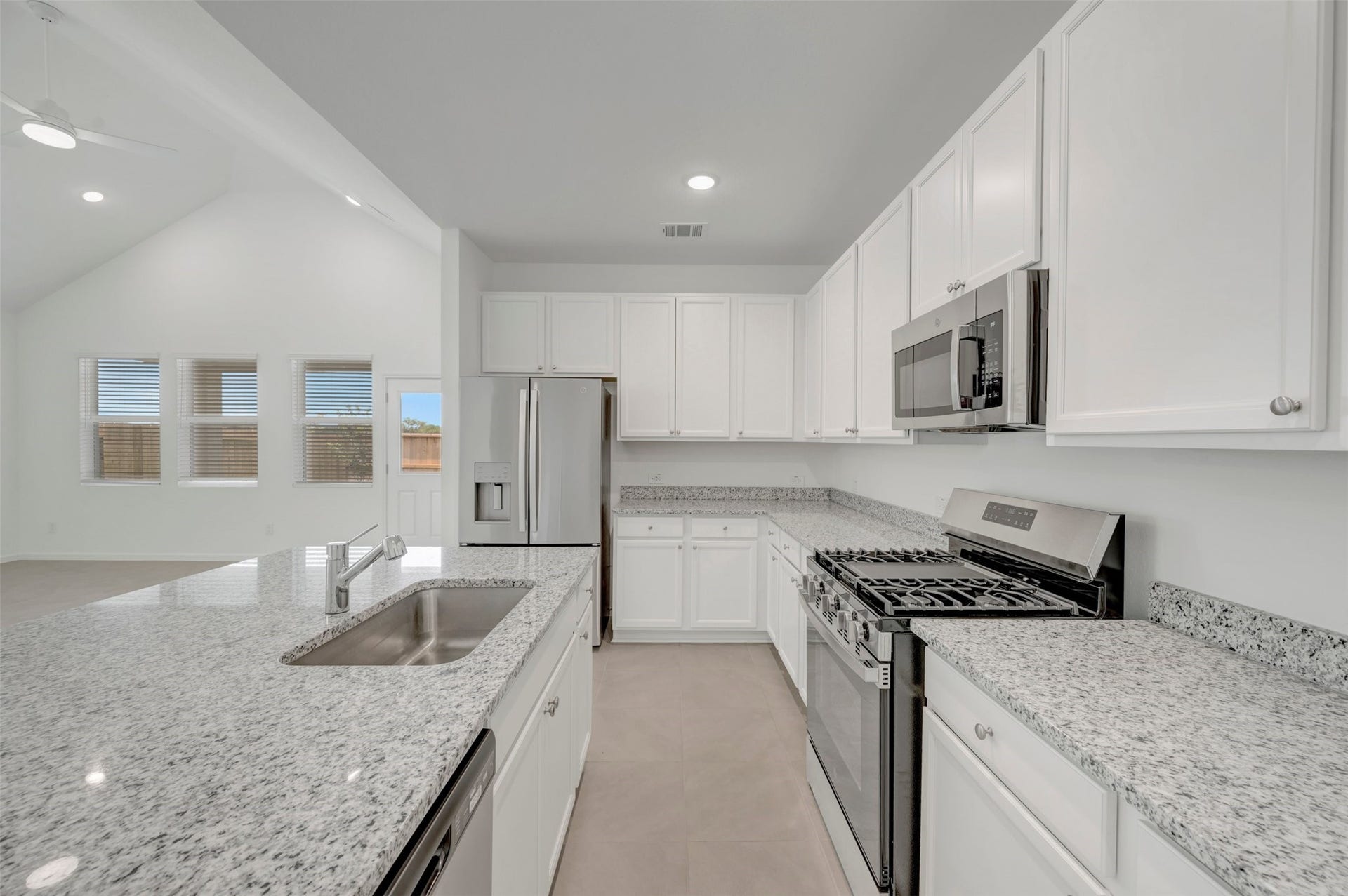 351 West Rose Marie Lane, Montgomery, TX 77356 Stylish kitchen