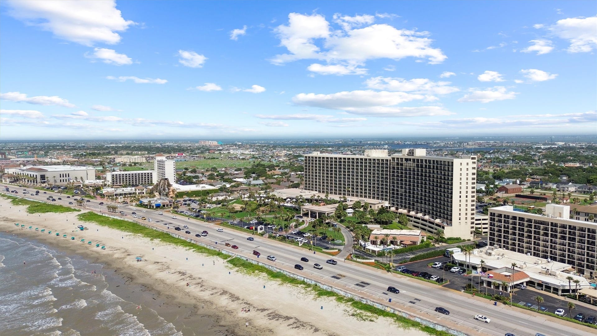 5220 Seawall Boulevard, #1038D, Galveston, TX 77551 The resorts prime setting places you close to
Galvestons attractions while maintaining a private,
self-contained community feel.