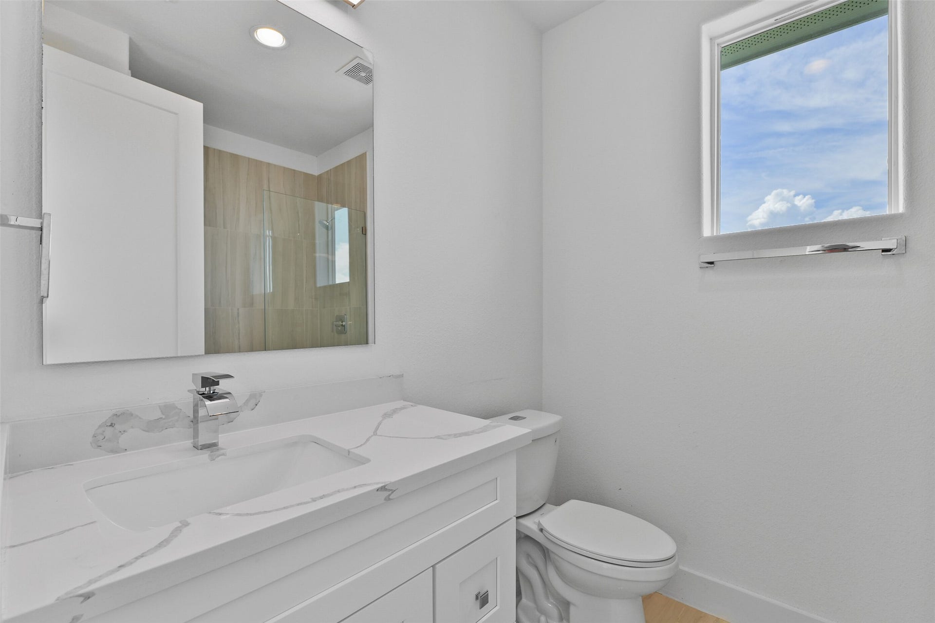 4006 Fort Bend Drive, Galveston, TX 77554 You have a full bath perfect for guest on the second level.