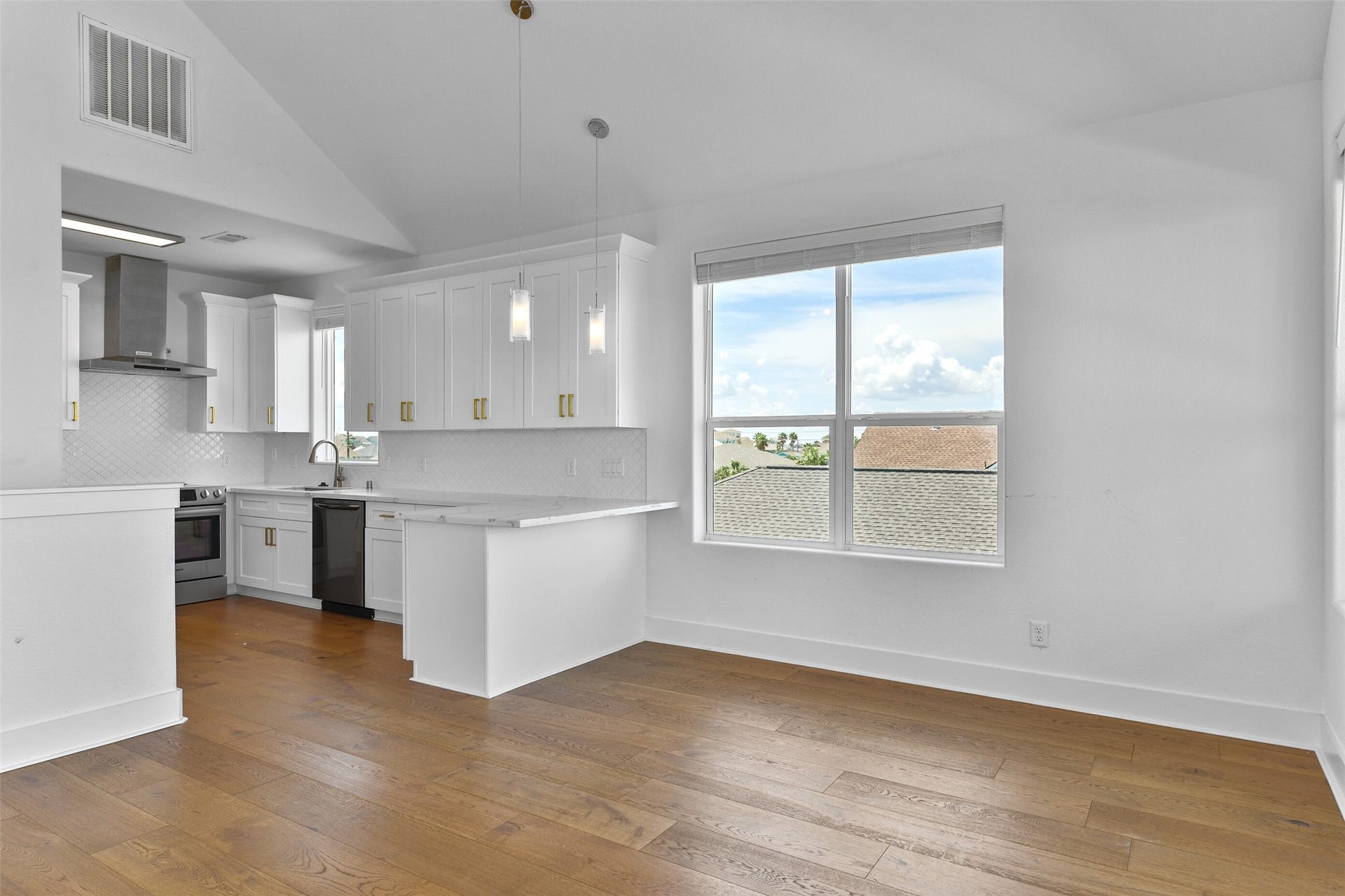4006 Fort Bend Drive, Galveston, TX 77554 Your dining space.