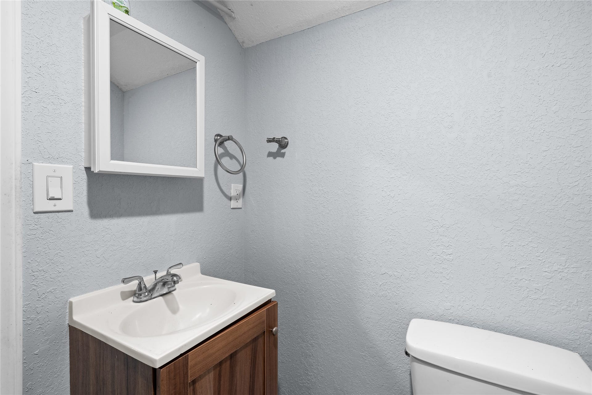645 3rd Street, San Leon, TX 77539 Simple, functional, and conveniently located, the lower-level bath includes a walk-in shower for added ease.