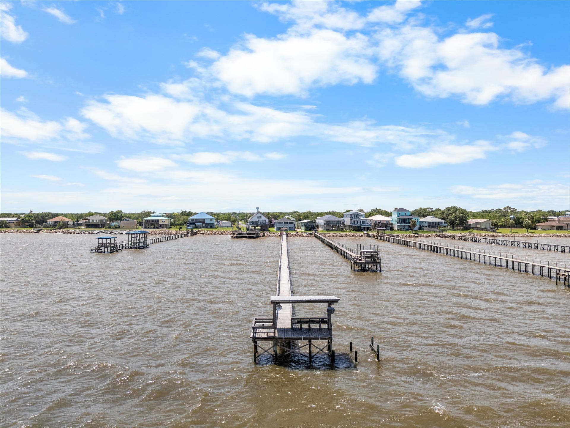 645 3rd Street, San Leon, TX 77539 Life on the water begins at the longest pier on this side of the neighborhood.