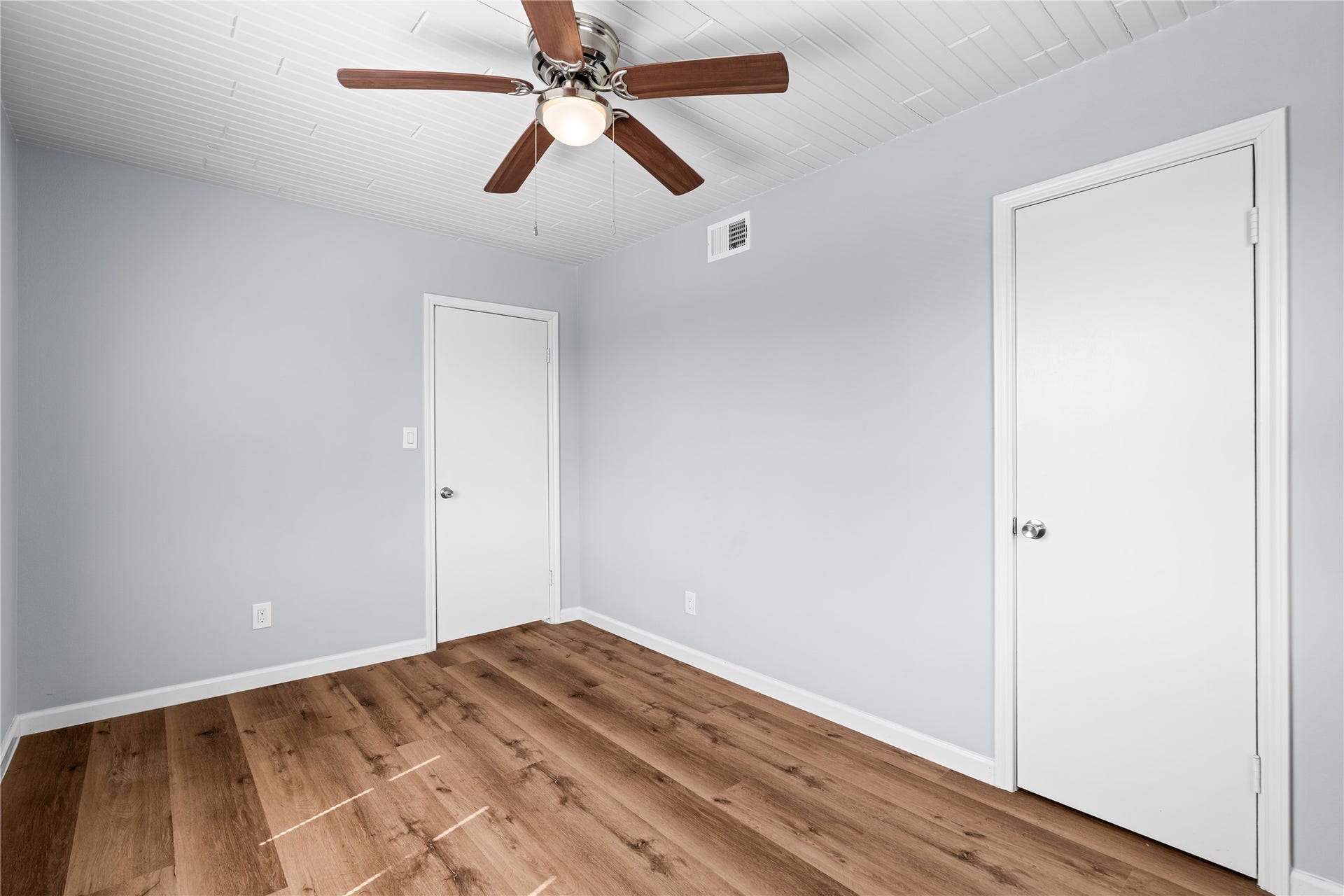 645 3rd Street, San Leon, TX 77539 A bright and versatile room with dual windows that fill the space with natural light, creating a comfortable retreat for family, guests, or a dedicated home office.
