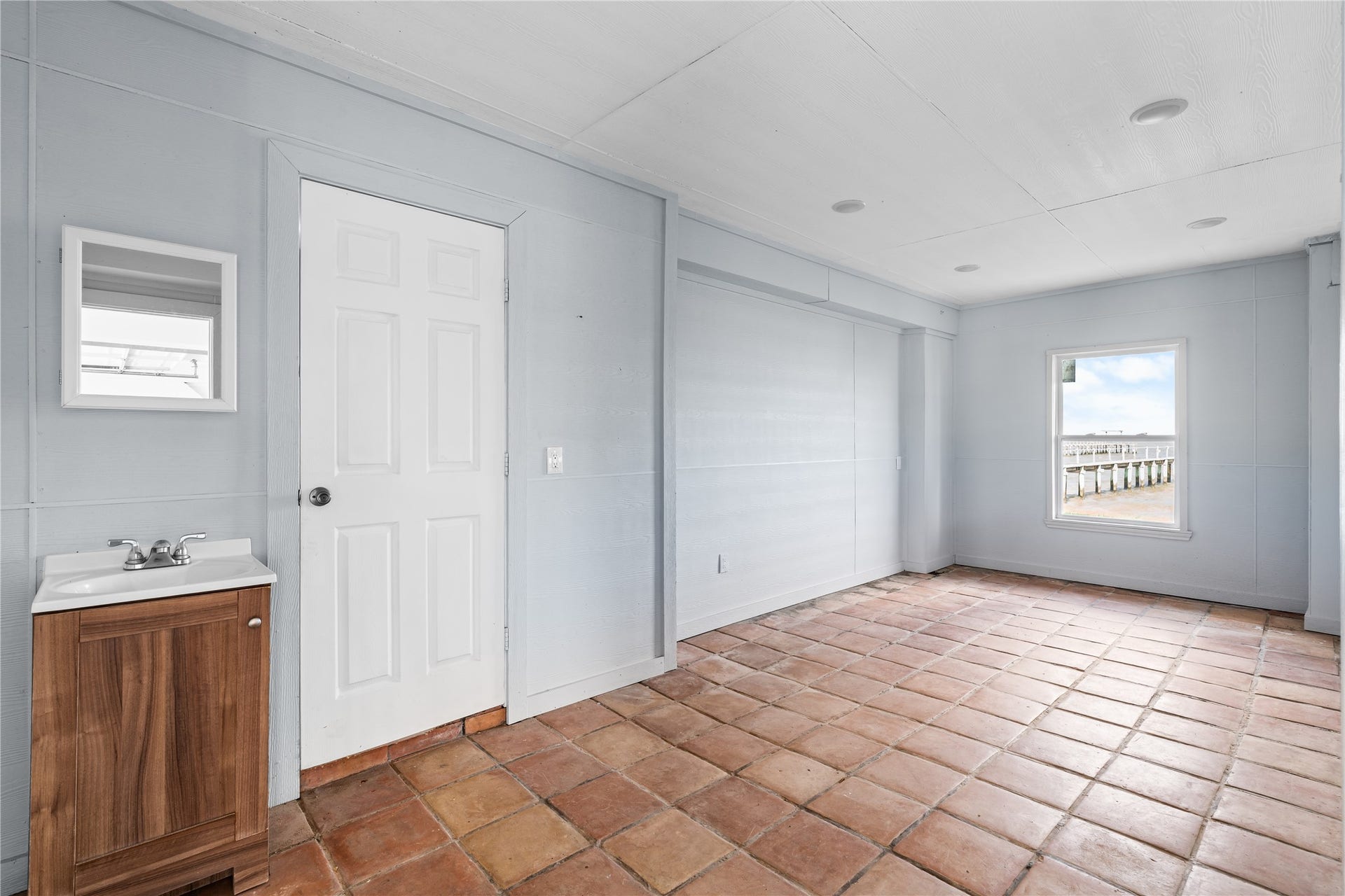 645 3rd Street, San Leon, TX 77539 A utility sink and generous open layout add everyday convenience, making this flexible lower level well-suited for entertaining, projects, or cleaning up after a day on the water.