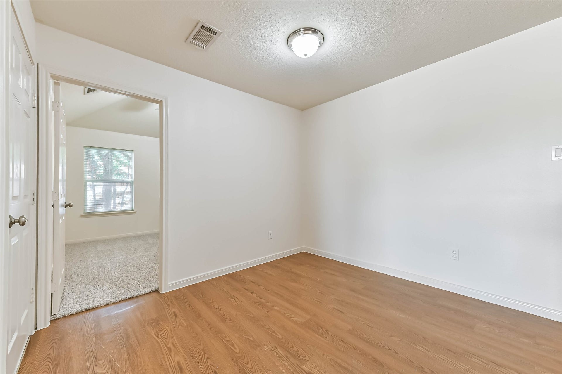 1320 W Dumble Street, Alvin, TX 77511
