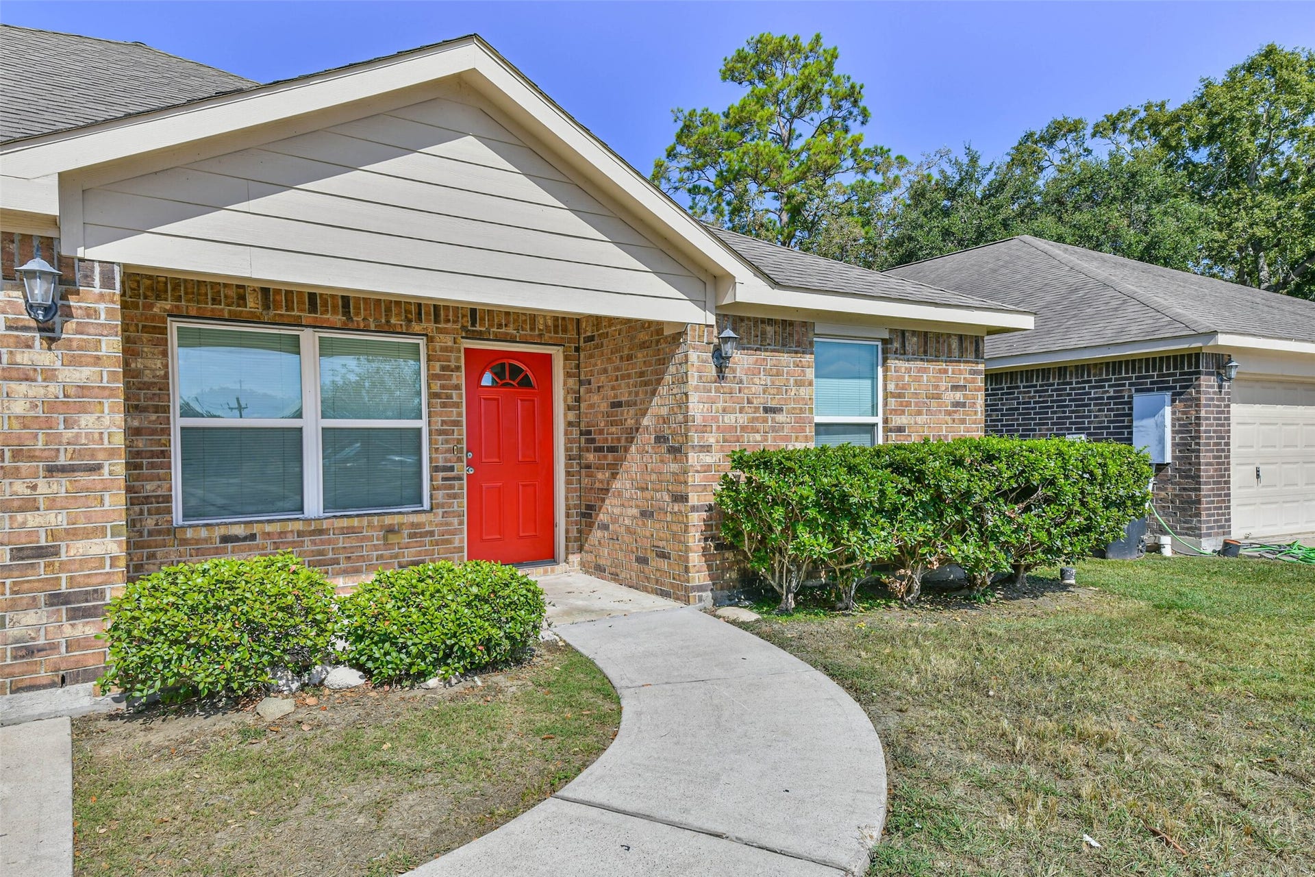 1320 W Dumble Street, Alvin, TX 77511