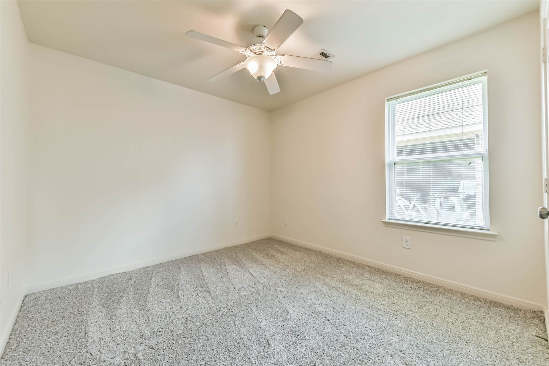 1320 W Dumble Street, Alvin, TX 77511