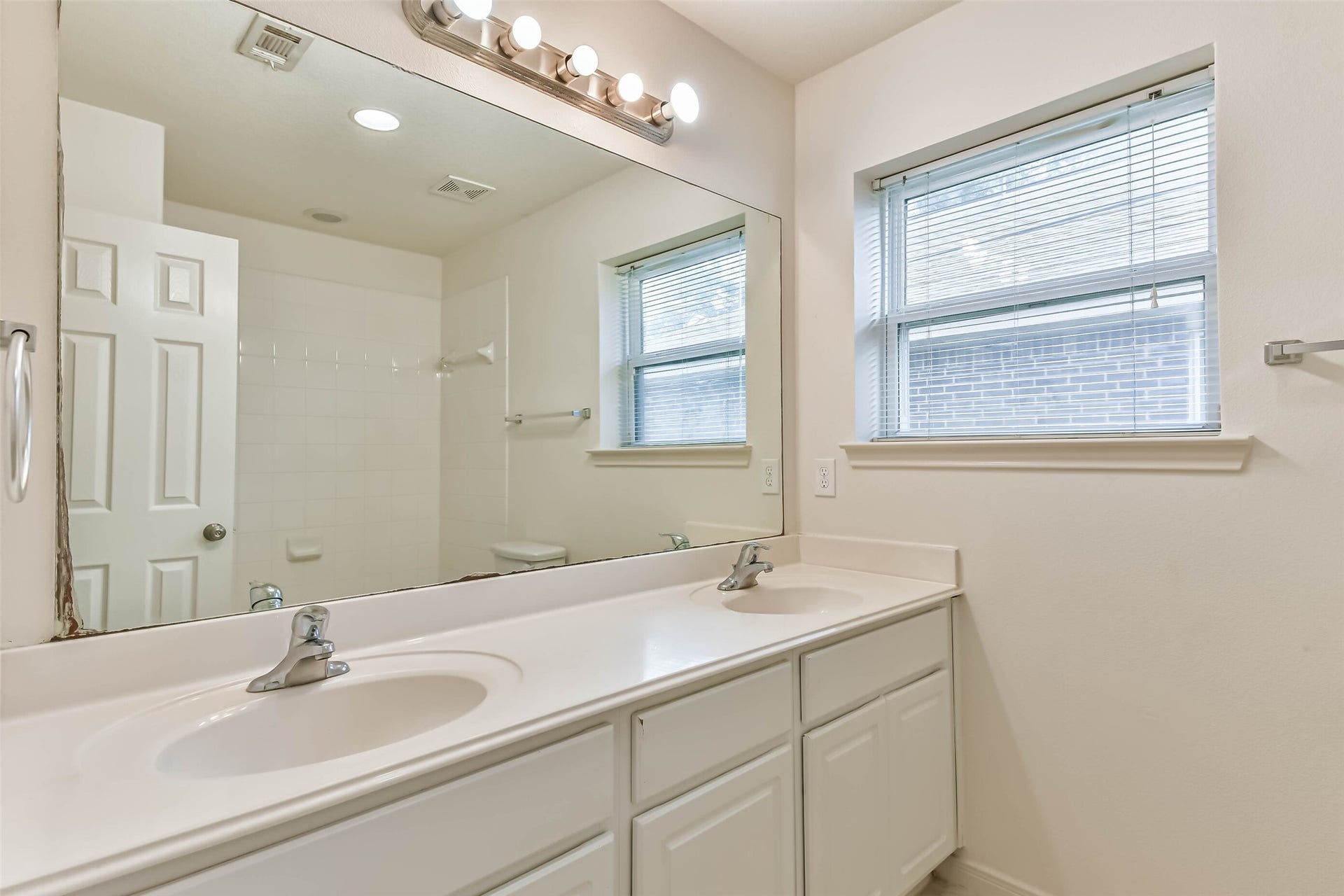1320 W Dumble Street, Alvin, TX 77511