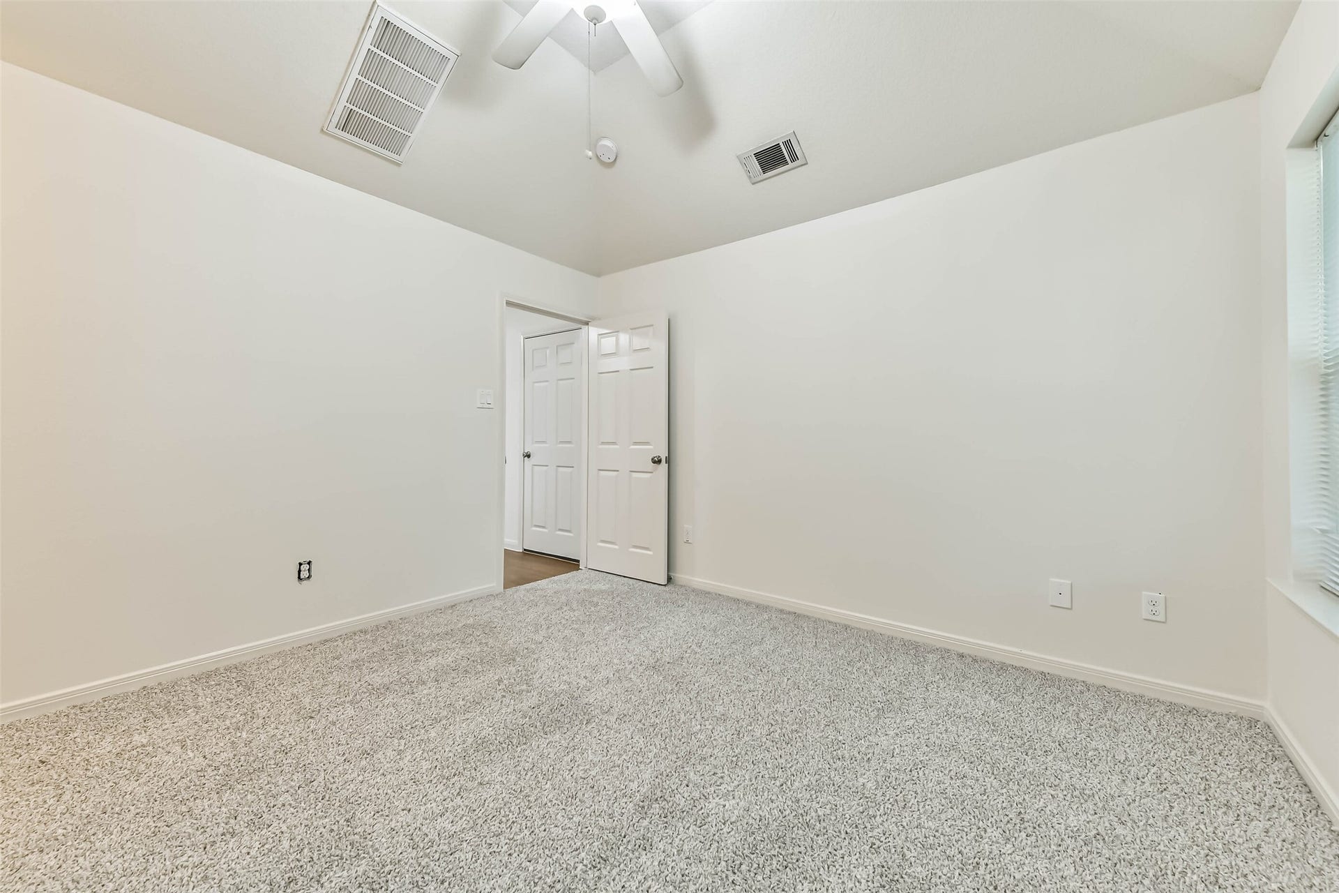 1320 W Dumble Street, Alvin, TX 77511
