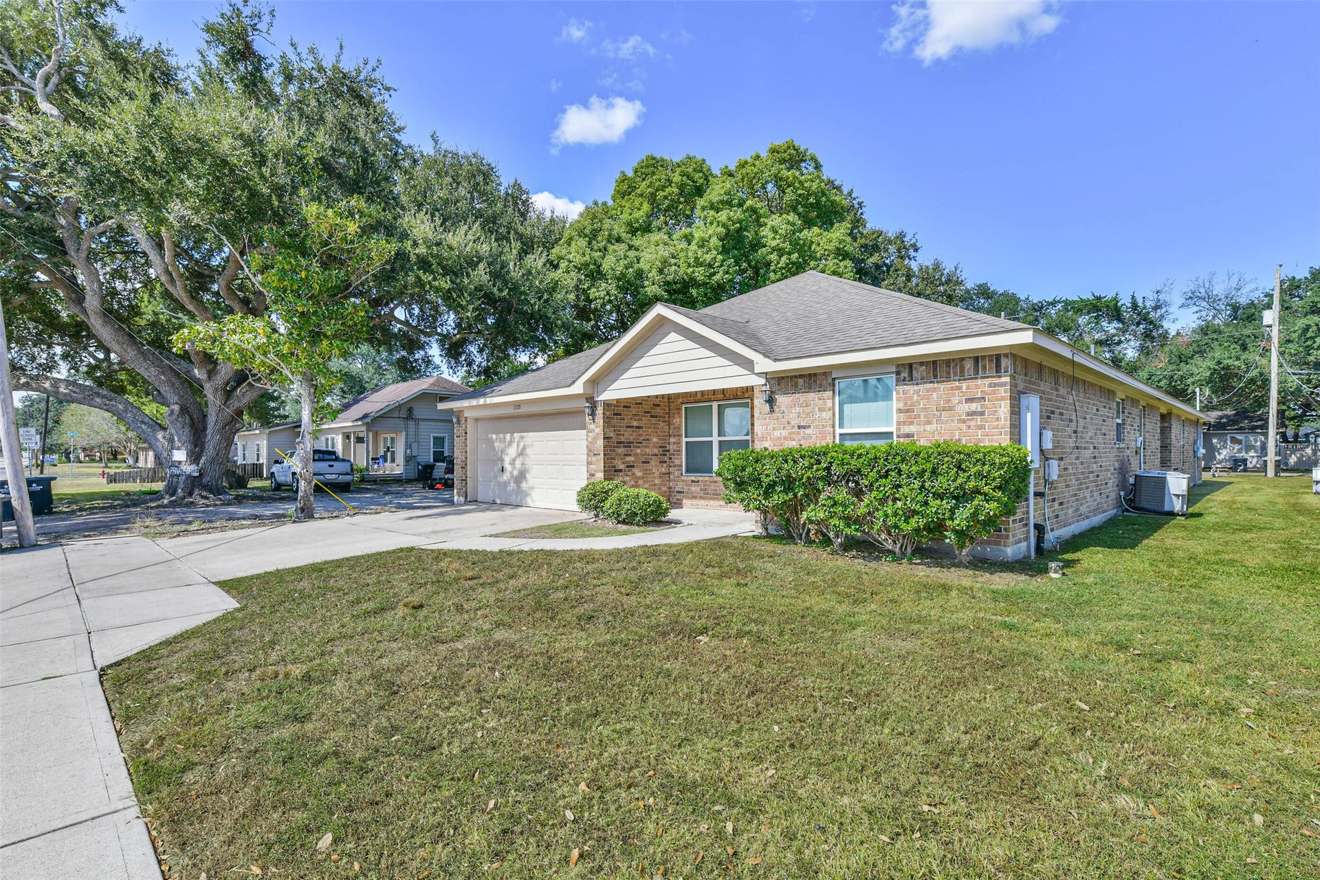 1320 W Dumble Street, Alvin, TX 77511