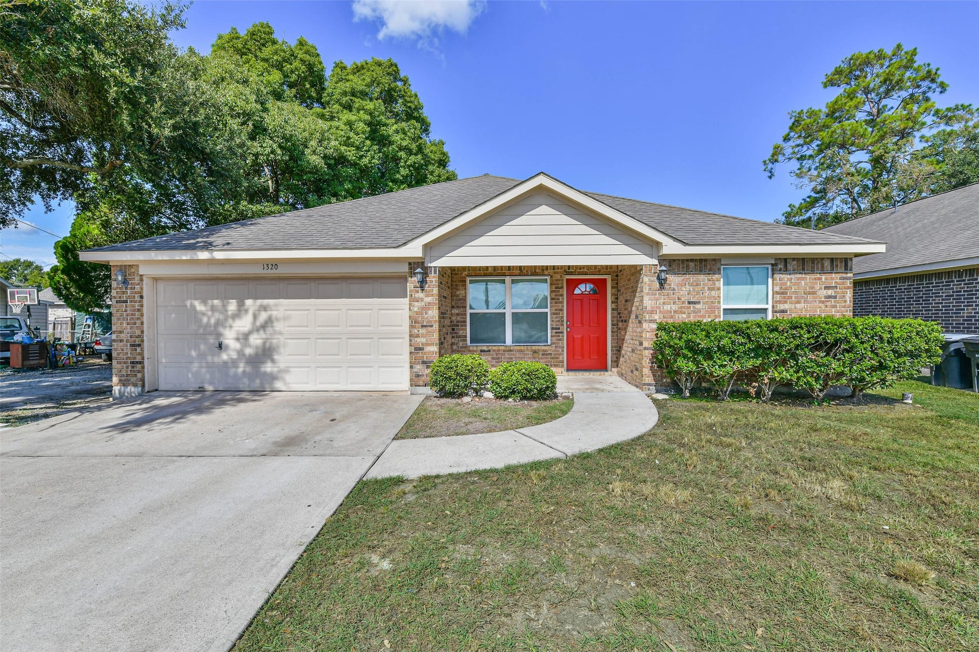 1320 W Dumble Street, Alvin, TX 77511