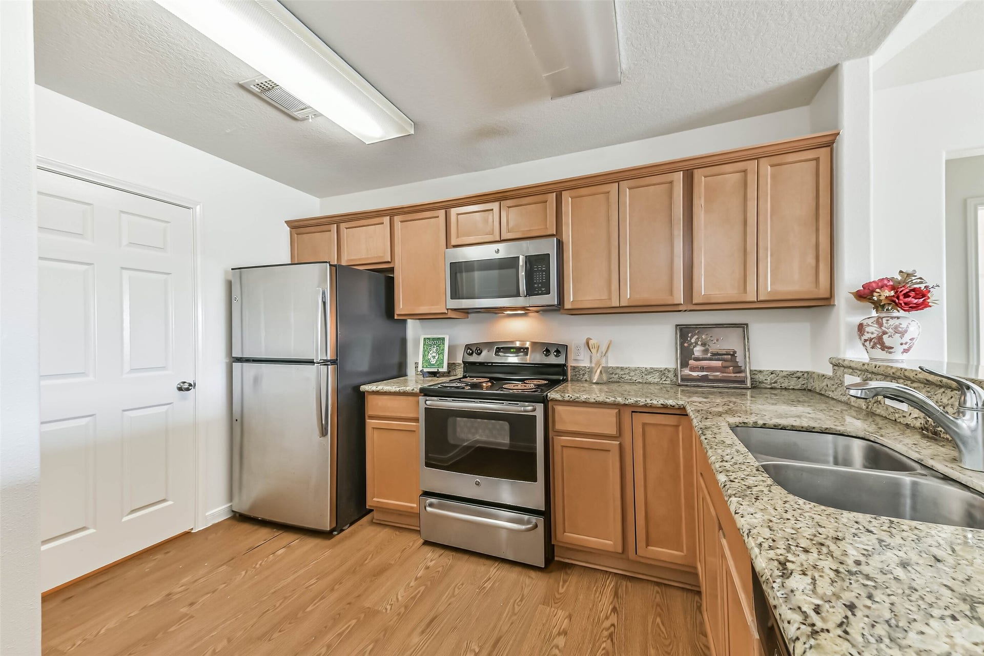 1320 W Dumble Street, Alvin, TX 77511