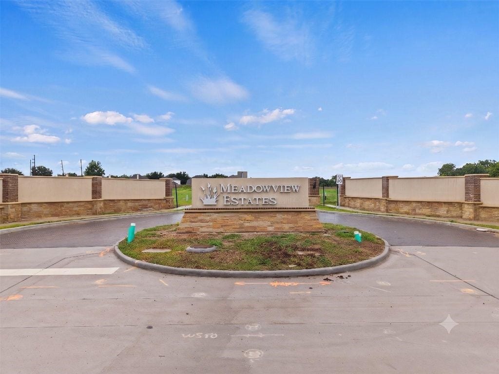 7019 Meadowview Estates Court, Sugar Land, TX 77479 The Aida Younis Team presents 7019 Meadowview Estates!