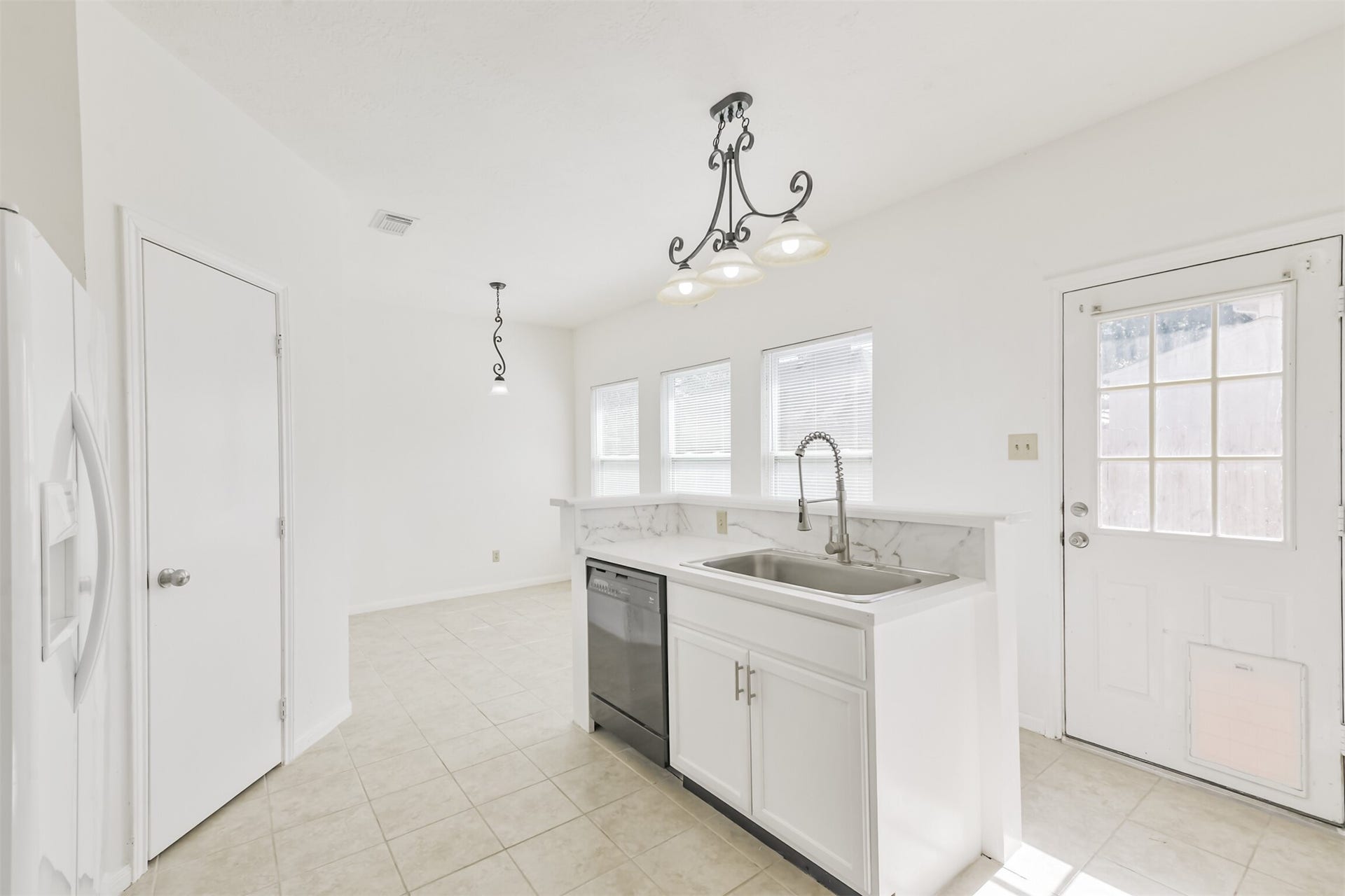 17527 Glenwolf Drive, Houston, TX 77084 Kitchen Island Sink
